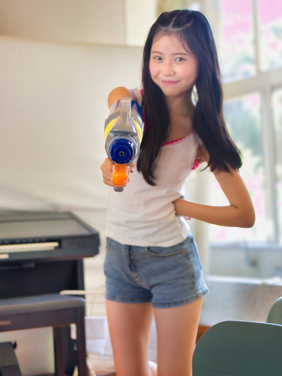 maokun1971's tweet photo. 2026.7.12

長崎県長崎市
現川（うつつ川）森の分校
BBQ&水鉄砲大会

自由撮影

夢乃えるちゃん②

#VITRON
#夢乃える 

水鉄砲大会だから構えてもらいました🔫😸
小さい子供たちとマジで撃ち合いするぞっとはならなかったけど、そこはお姉さんだし、おしとやかだし笑
銃にピント合ってピンぼけしてるのゴメンなさい⁉️😹