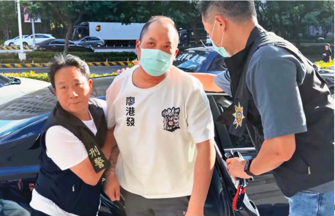 hk2019freehk's tweet photo. 馮晞乾的十三維度：台灣與「元朗白衣人」的距離

台灣名嘴矢板明夫7月6日在台中遇襲，幕後黑手已被起底，原來跟2019年「元朗白衣人」是蛇鼠一窩。台媒今天報道，警察鑑識施襲者廖港發的手機時發現，廖為香港黑幫「和勝和」成員，這次是受僱跨國行凶。

據報道，和勝和幹部陳偉豪給予廖港發港幣5萬元（約新台幣20萬元），並派出5名「小弟」支援，成立WhatsApp群組指揮。7人分工明確：陳偉豪調撥資金、遙距指揮人員；廖港發執行攻擊；其餘負責「踩線」、食宿、交通、把風等。行動明顯經過精心策劃，疑有更深政治背景，台警正持續偵辦。

陳偉豪是誰呢？翻查香港舊聞和法院判詞，的確有個犯案纍纍的和勝和成員，也叫陳偉豪，現年32歲（跟廖港發年紀差不多）。在幕後指揮襲擊矢板先生的陳偉豪，是否就是我搜到的那個陳偉豪呢？我不確定，但估計是同一人。

和勝和陳偉豪的故事，不妨從2013年說起。當年香港警察派卧底警員滲入和勝和，蒐證調查。行動中，這名卧底結識了多名「古惑仔」，包括當時只有19歲的陳偉豪，也親眼見證了一整套黑幫規矩如何運作——從拜碼頭到執行家法，一應俱全。

2013年元旦，卧底警員被帶到一間酒吧，陳偉豪介紹綽號「大鼻」的林建鴻為自己的「大佬」，林建鴻則對在場近二十名男子訓話，叫大家「唔好客氣，大家都係和勝和兄弟」。此時的陳偉豪，身分不過是社團底層的一名「小弟」，靠攀附大佬混口飯吃。

同年1月29日午夜，陳偉豪就指揮了一場襲擊。陳在網吧遇上卧底警員及其他社團中人，聲稱自己小弟的女友被欺負，要眾人幫忙出頭，隨即帶隊前往一個公園，找到受害人。陳偉豪一聲令下，眾人便拳打腳踢，更有人用玻璃瓶猛砸受害人頭部，瓶身應聲碎裂。陳偉豪喊一聲「打夠了，散」，眾人才鳥獸散去。受害人枕骨、前額及嘴唇擦損，需送院治療。

不到兩個月後，就輪到陳偉豪被打。3月16日凌晨，卧底警員在公園發現陳偉豪頭部和鼻子流血——原來他因爭女被同門「大廷」用伸縮棍毆打，事後要送院。大佬林建鴻得悉後，一句「今次係我哋勝和嘅事，江湖事就江湖了」，決定向「大廷」執行家法，當眾對「大廷」兜心口連打六七拳，並放話警告眾人，日後再有自己人打自己人，下場將與「大廷」無異。

這個陳偉豪，年輕時就這樣一直過着為非作歹、「不是揍人就是被揍」的日子。2015年報稱廚房工人的他，已經背負三次刑事案底，包括普通毆打、管有意圖用作破壞財物的工具，以及襲擊致造成身體傷害罪。在保釋期間，他又襲擊患抑鬱症的女友。法院報告顯示，陳偉豪還有毒癮。

看一看打手和幕後組織的背景，就知道中共国台辦發言人稱打手施襲是「出於義憤」，根本是荒天下之大謬。像他和廖港發這種黑道分子，都是香港社會的邊緣人，知識程度低下，半生渾渾噩噩，若非收錢辦事，根本不可能認識台灣有位媒體人叫矢板明夫，遑論處心積慮勞師動眾，千里迢迢「竄遊」台中，只為了打個陌生人一拳。

值得留意的是，陳偉豪、廖港發是和勝和成員，而和勝和正是2019年7月21日元朗白衣人無差別襲擊事件的主力之一。據當年媒體報道，港警曾拘捕多名有和勝和背景的白衣人，包括「囝囝」張銓漢（曾被稱為梁振英粉絲）的手下「懵良」林觀良、「日本仔」胡學霖、「姑爺偉」張國偉、「賢佬」何海賢、「鬥雞學」鄧志學等。但除了林觀良外，其餘均未被檢控，背後原因耐人尋味。

「721白衣人事件」幕後黑手是誰？台灣人也許知道曹興誠說過那是中聯辦，但未必留意到有一個已被定罪的「白衣人」程偉明，2023年曾在法庭上公開指控香港政府：「我覺得係政府叫我哋去做嘅啫，就係咁簡單！」（我覺得是政府叫我們去做 [721晚襲擊市民]，就是這樣簡單）

這一次鬼鬼祟祟派和勝和打手襲擊矢板明夫的犯罪集團，你認為還有哪一個呢？且讓我引述和勝和前坐館「上海仔」郭永鴻的一句話作結：「我們是愛国的，需要幫手時當然會幫啦！內地的官員或者內地的人，我一定聽。」

相關文章

曹興誠揭中聯辦與721的關係
https://t.co/k8ZMJpeXrL

「白衣人」指政府策動721
https://t.co/AABrrbUiTX

圖/鏡週刊