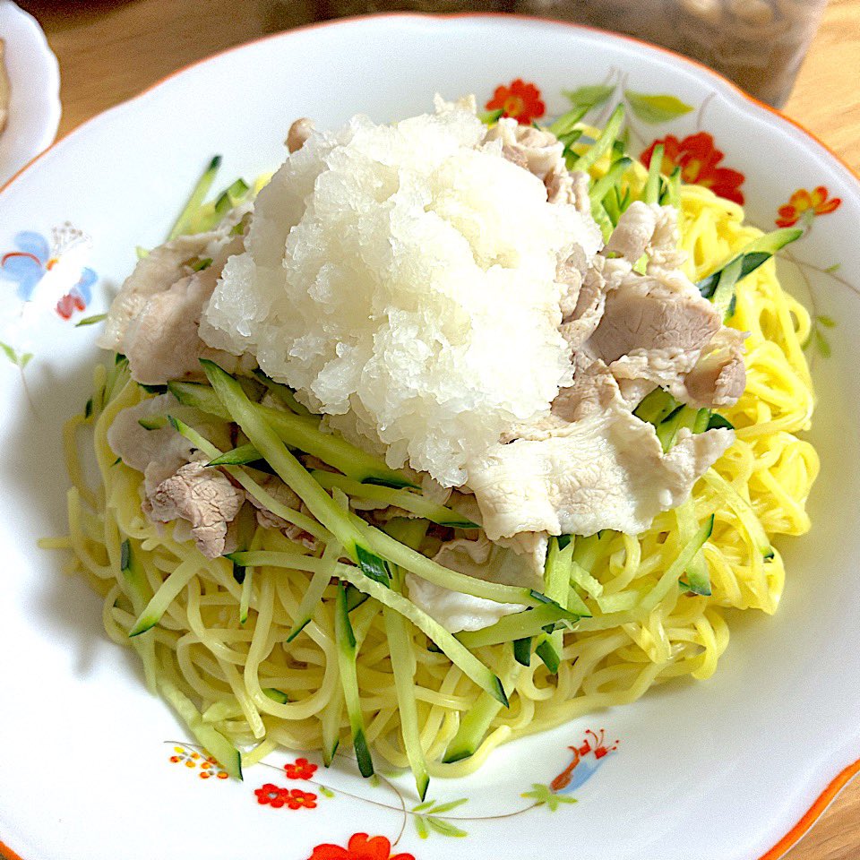 spicewielder09's tweet photo. 昨夜の夕食。　#エスニック料理くらぶ　#お腹ペコリン部　#料理好き　#料理記録　#おろし豚しゃぶ麺　#きのこのマリネ　#春巻き　#自家製ぬか漬けオクラときゅうり　#牡蠣ポン酢　#ヒガシマル　#自家製麺和え油 https://t.co/ztAwY4Nyjy