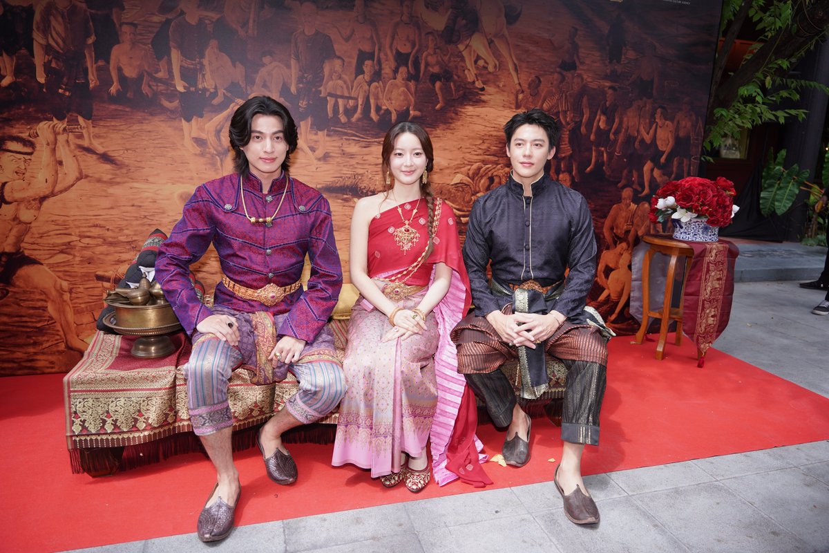 Blackdragon_ent's tweet photo. วันนี้วันอัศจรรย์กับขบวนขันหมากแห่งปี
ประชันขบวนขันหมากขุนแผน 'หมาก ปริญ' และ ขุนช้าง 'กลัฟ คณาวุฒิ'
ชิงหัวใจ วันทอง คนใหม่ 'อิ้งค์ วรันธร' ร่วมด้วยเฟย ภัทร และปริมมี่ วิพาวีร์
ในงานแถลงข่าวเปิดตัวภาพยนตร์ไทยฟอร์มยักษ์ ‘อัศจรรย์วันทอง’
จากพิพิธภัณฑ์บ้านจิม ทอมป์สัน
#อัศจรรย์วันทอง
#InTheNameOfLove
#InkWaruntorn
#mark_prin
#GulfKanawut
#BlackDragonEntertainment