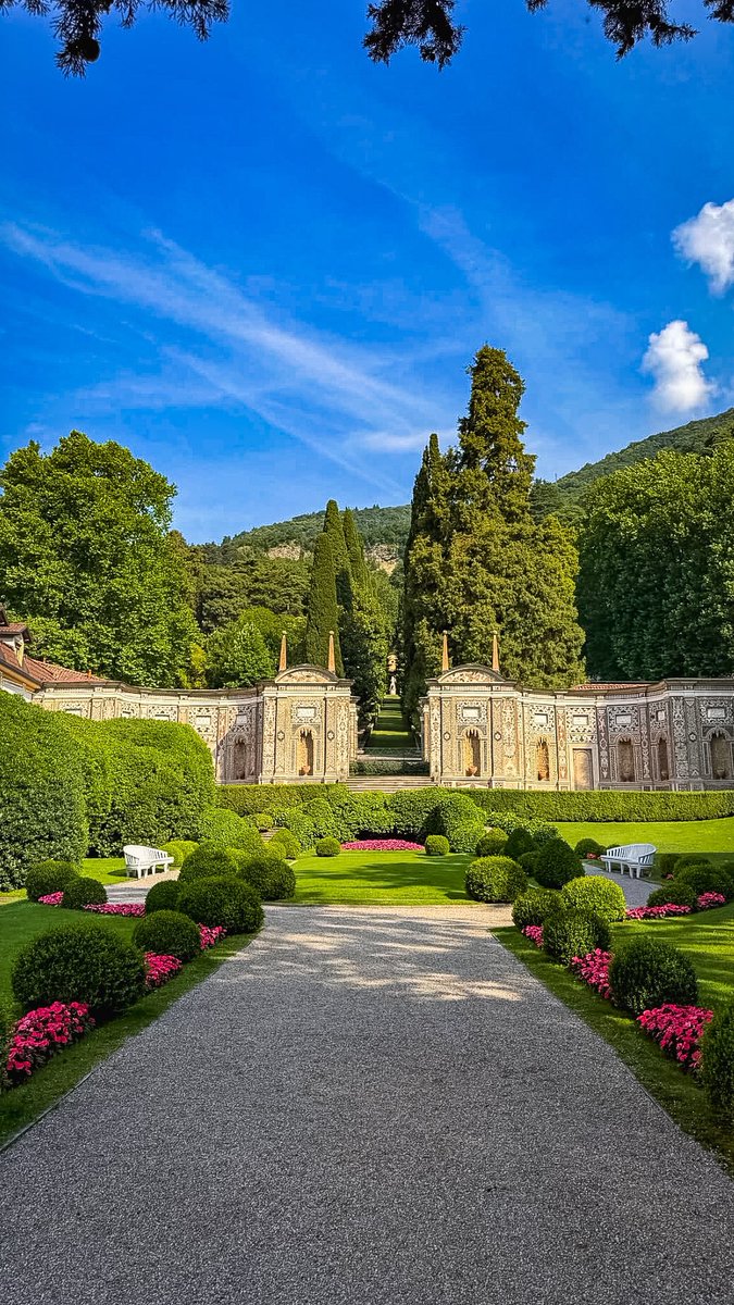 spring_cherry27's tweet photo. Kemarin ada yang minta dispillin penginapan kami selama di Como.
Aku mau mulai dari favoritku terlebih dahulu.

Lokasinya ada di tepi Lake Como, dibangun pada abad ke 16 dan dikelilingi taman seluas 10 ha.
Perpaduan design arsitektur bangunan, pemandangan sekeliling yang cantik, taman yang indah, pohon-pohon tua, air mancur dan patung klasik, bikin kita berasa tinggal di negeri dongeng.

Buat pecinta bunga sepertiku pasti betah karena banyak hamparan bunga di seluruh area penginapan.
Kalau ada rencana ke Lake Como, wajib nyoba nginep disini.

📍Villa d’Este