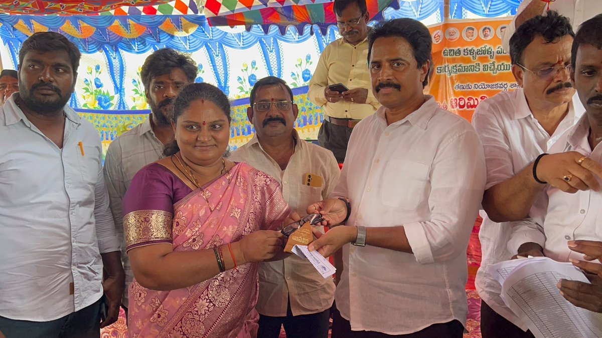 RKarimilli's tweet photo. 80 మందికి క్యాటరాక్ట్ శస్త్రచికిత్సలు చేయించాం.
1,705 మందికి నాణ్యమైన కళ్లజోడులను ఉచితంగా అందించాం.

అత్తిలి, మంచిలి, ఆరవల్లి, దంతుపల్లి, ఉనికిలి గ్రామాల్లో లబ్ధిదారులకు స్వయంగా కళ్లజోడులు అందజేసి, వారి ఆరోగ్య పరిస్థితులను తెలుసుకోవడం నాకు ఎంతో సంతృప్తిని ఇచ్చింది. https://t.co/zlQ2k1R97S