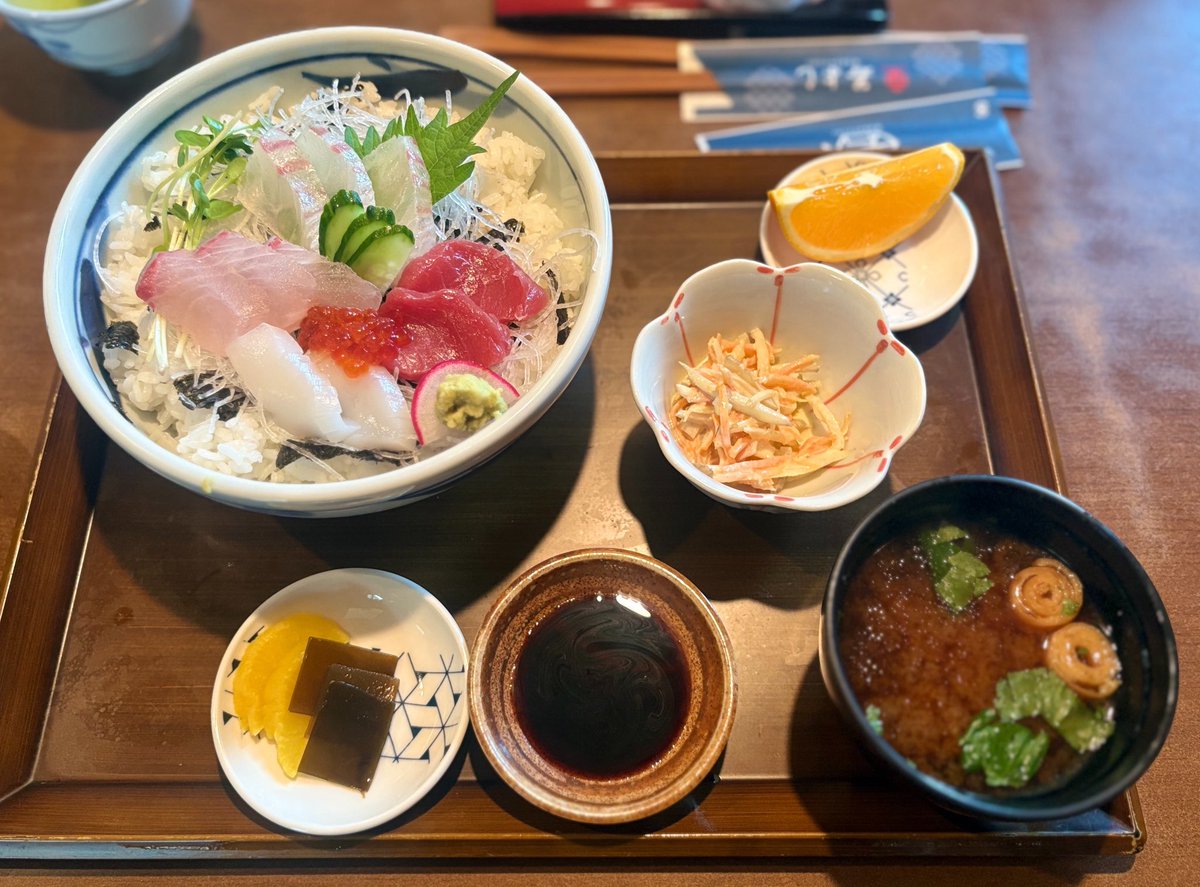 Game_azusa's tweet photo. めっちゃくちゃ美味い海鮮丼！
この赤だしの味噌汁もめっちゃくちゃ美味かった😋 https://t.co/5bEWKqqVih