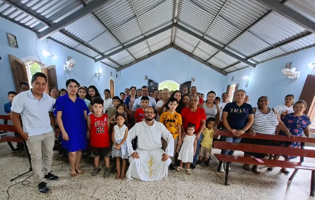 misionerospaul's tweet photo. La misión es siempre una oportunidad para crecer en la vocación y fortalecer el compromiso con el Evangelio.

Los seminaristas del Seminario Mayor San Vicente de Paúl de Honduras han concluido su experiencia misionera en la Parroquia San Vicente de Paúl de San Pedro Sula donde durante estos días han compartido la vida y la fe con las comunidades y colonias de Merendón.

Un tiempo de encuentro, servicio y aprendizaje mutuo, marcado por la acogida de tantas personas que viven y transmiten el Evangelio con sencillez y esperanza. 

#SeminarioMayorSanVicentedePaúl #MisionerosPaúles