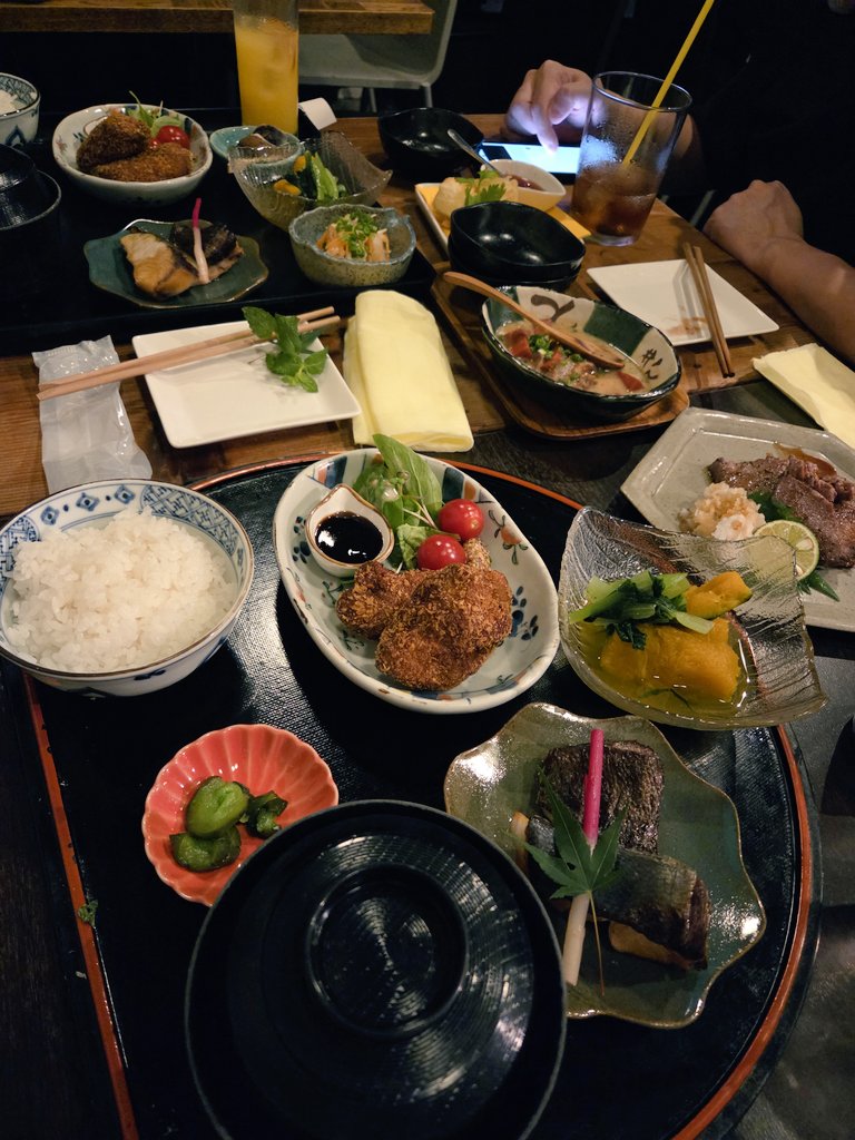 steph_m17's tweet photo. 結果、楽しすぎて3夜連続行ってしまった😊😊😊
お酒飲めないから定食あるの嬉しいし、しかも女将が元料亭板前さんてことでとても美味しかった!!
ご飯食べて、ショーみて、クイーンさんとわちゃわちゃ出来ちゃうなんて😭大阪通いたい🫶
#dowithcafe https://t.co/jfmxho1l9L