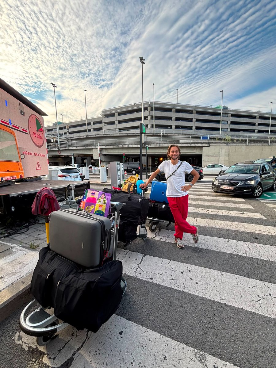 JuantonioFdez's tweet photo. En el aeropuerto de #Bruselas ya está abordando la Brigada solidaria de la organización juvenil #COMAC q parte rumbo a #Cuba con medicinas e ínsumos hospitalarios esenciales.

#TumbaElBloqueo https://t.co/san8WENBoR