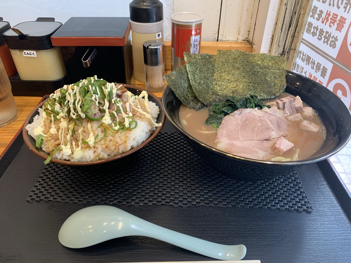 eichananan2020's tweet photo. 見田家さんで朝🍜😋
朝サービスのチャー丼が今日で終わるかも😭ということで🍜とチャー丼を頂きに伺いました☺️
🍜もチャー丼も美味しく頂きました😋
大将のお心遣いにも感謝です🥹

#見田家　#nerimamitaya #ラーメン　#練馬　#練馬ラーメン https://t.co/uxcKGIBlvE