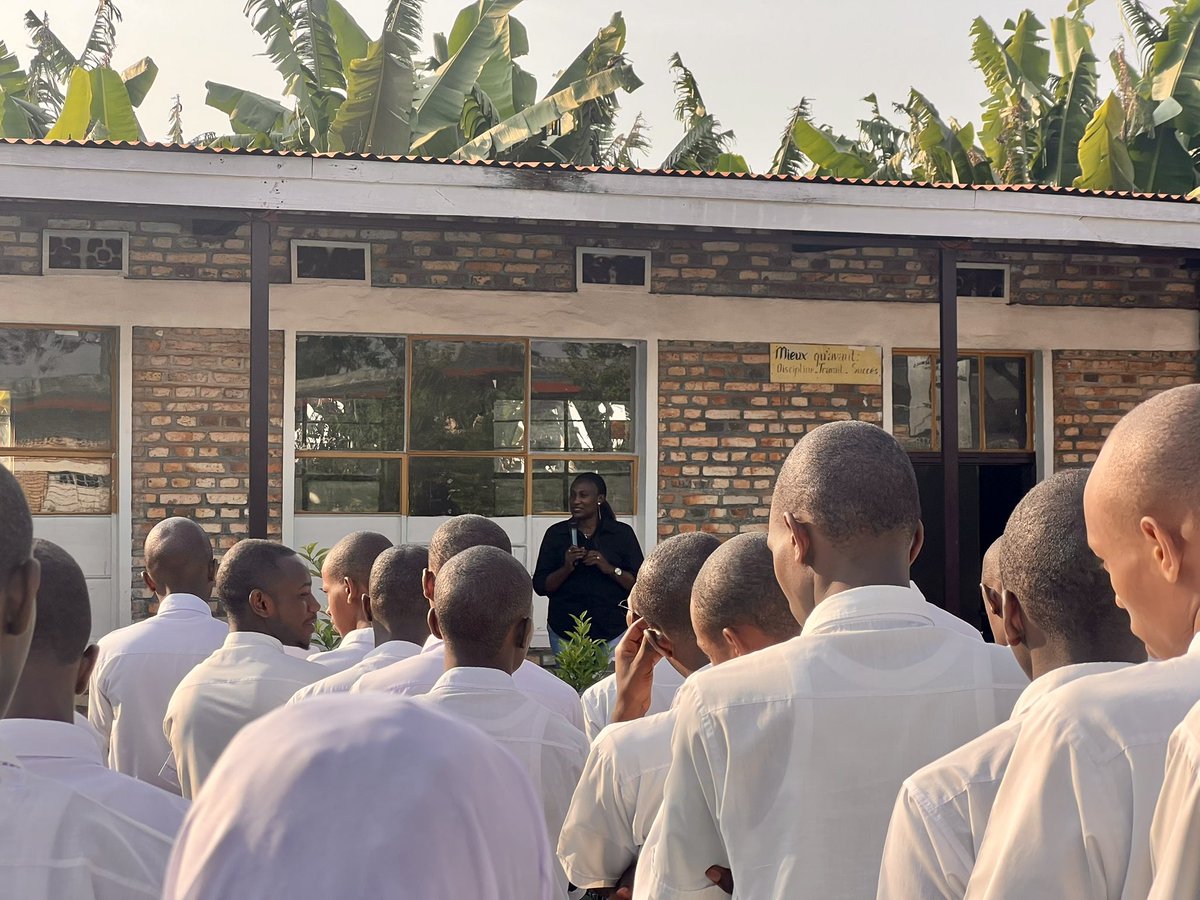 RwandaSouth's tweet photo. Iki gitondo, Kuri E. Sc. St Louis de Montfort, Guverineri @AKayitesiAlice,  hamwe na Visi Meya ushinzwe Imibereho Myiza muri @NyanzaDistrict @NadineKayites, yatangije ku mugaragaro ibizamini bya Leta bisoza ibyiciro bitandukanye by'amashuri yisumbuye aho yabifurije gutsinda neza. https://t.co/pRudRavffN