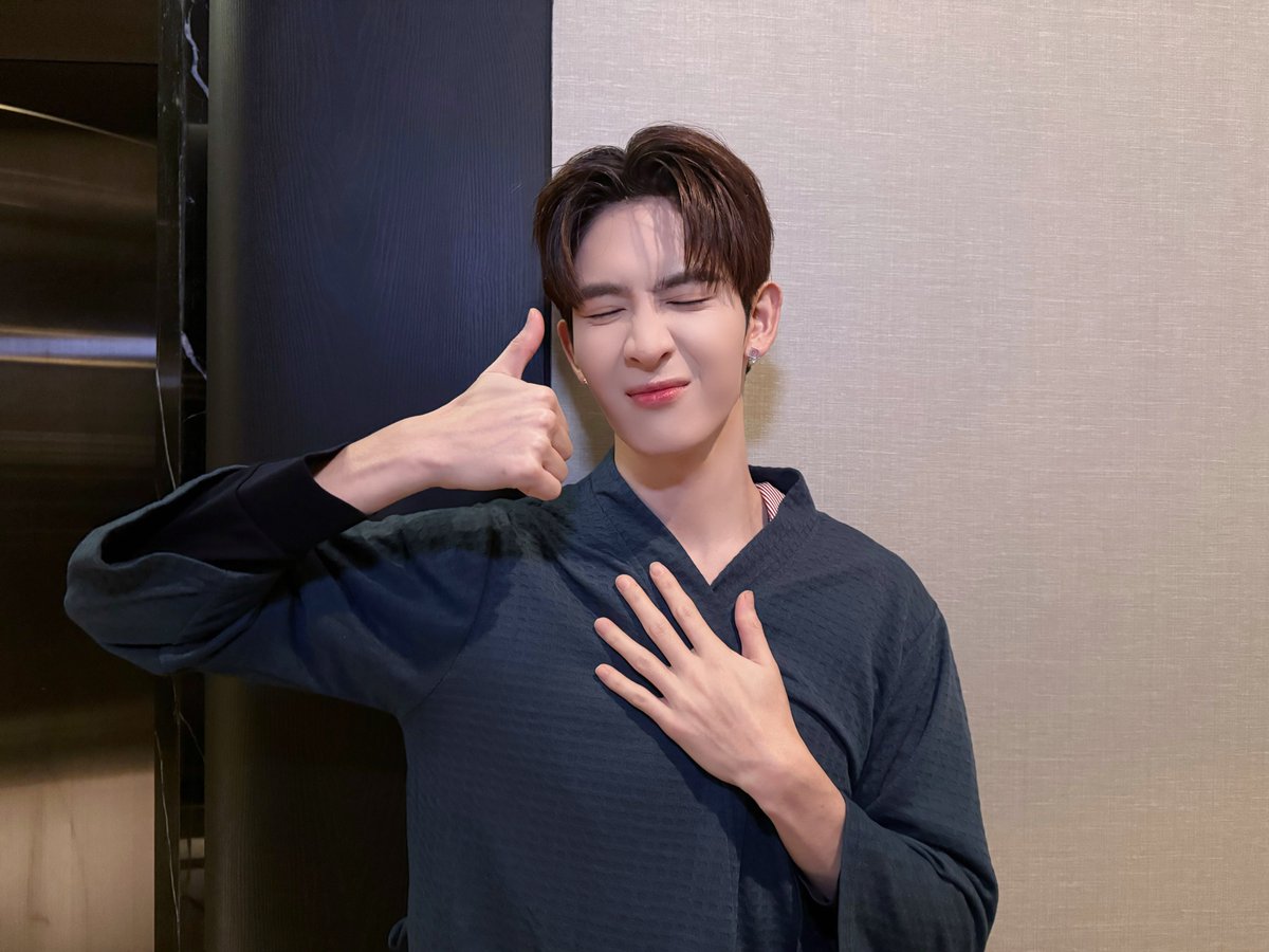 MrFanboySeries's tweet photo. รักสุดใจนายแฟนบอย Mr. Fanboy Series 📸

ตกเย็นปุ๊บ เจ๊ก็คว้าน้องไนน์มาเข้ากล้องเลยคร่าา! วันนี้กองเรามีแต่ความสดใส คนนู้นก็น่ารัก คนนี้ก็น่ารักไปหมดเลยยย 

แฟนบอย แฟนเกิร์ล ว่าไง... เห็นด้วยกับเจ๊มั้ยยย? 💖🤏

MR FANBOY Q27
#รักสุดใจนายแฟนบอยQ27 https://t.co/VBlwoMJ8zm