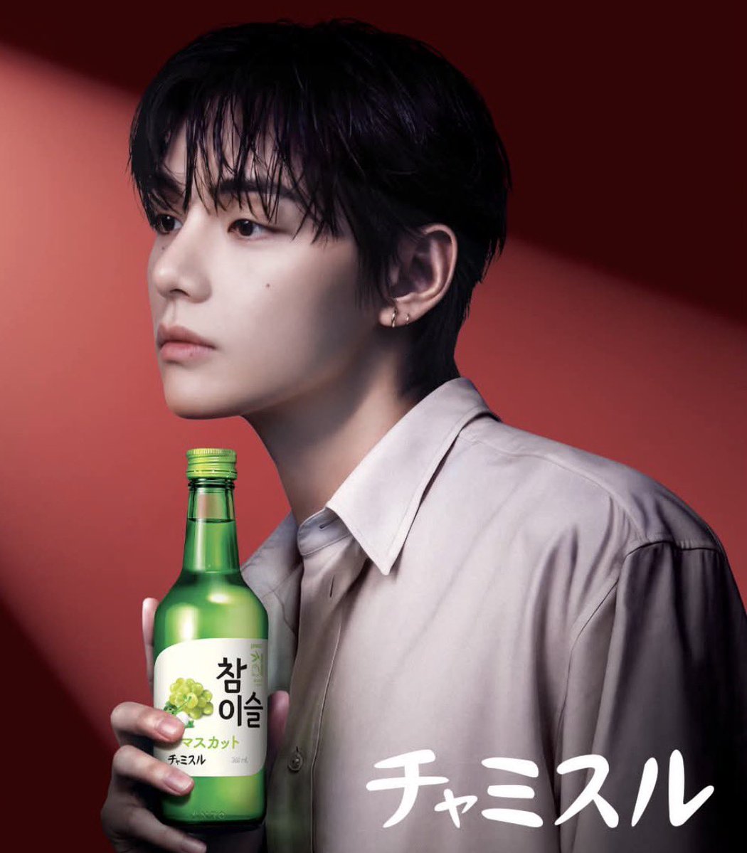 Taehyungimpact's tweet photo. Black hair                                       Oreo hair https://t.co/0ihAeuulje