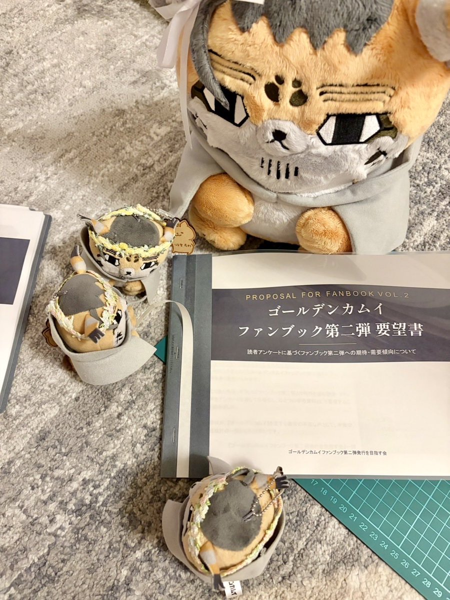 gkm_fb2's tweet photo. こちらはほぜ尾と王子による、製本作業の様子です。 https://t.co/Mmfc8bi4Ys