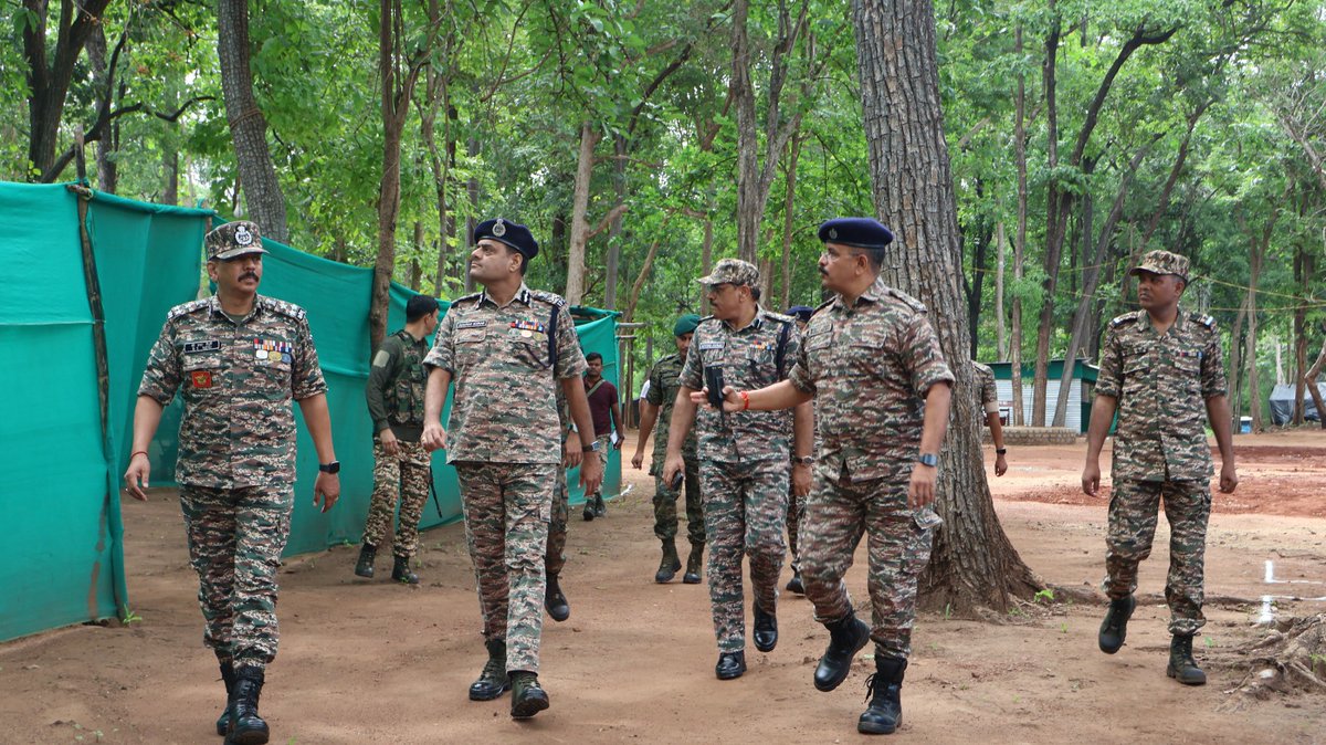 DIGOPSBJPR's tweet photo. Sh. Deepak Kumar, IPS, SDG, CZ visited  FOBs in National Park area of Bijapur. He commended troops for making Naxal influence ineffective in area and emphasized rehabilitation of surrender cadres. He  praised coordination among security forces and sister agencies @CentralZoneCrpf https://t.co/rc0oz9HhSR
