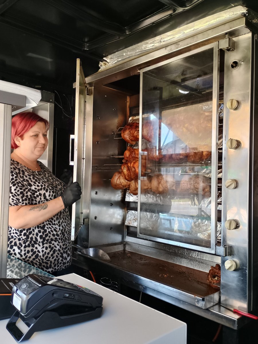 Fundacja_FALA's tweet photo. Pani Monika z foodtrucka w akcji! 🔥🍗
Nasza uczestniczka z uśmiechem i codziennie serwuje pyszne kury z rożna i chrupiące frytki. Kurczaki na rożnie wychodzą soczyste, a aromat roznosi się tak, że ciężko przejść obojętnie 😉
#Kolno #KurczakZRożna #FoodTruck #CISKolno https://t.co/QIaRQ7kTGH
