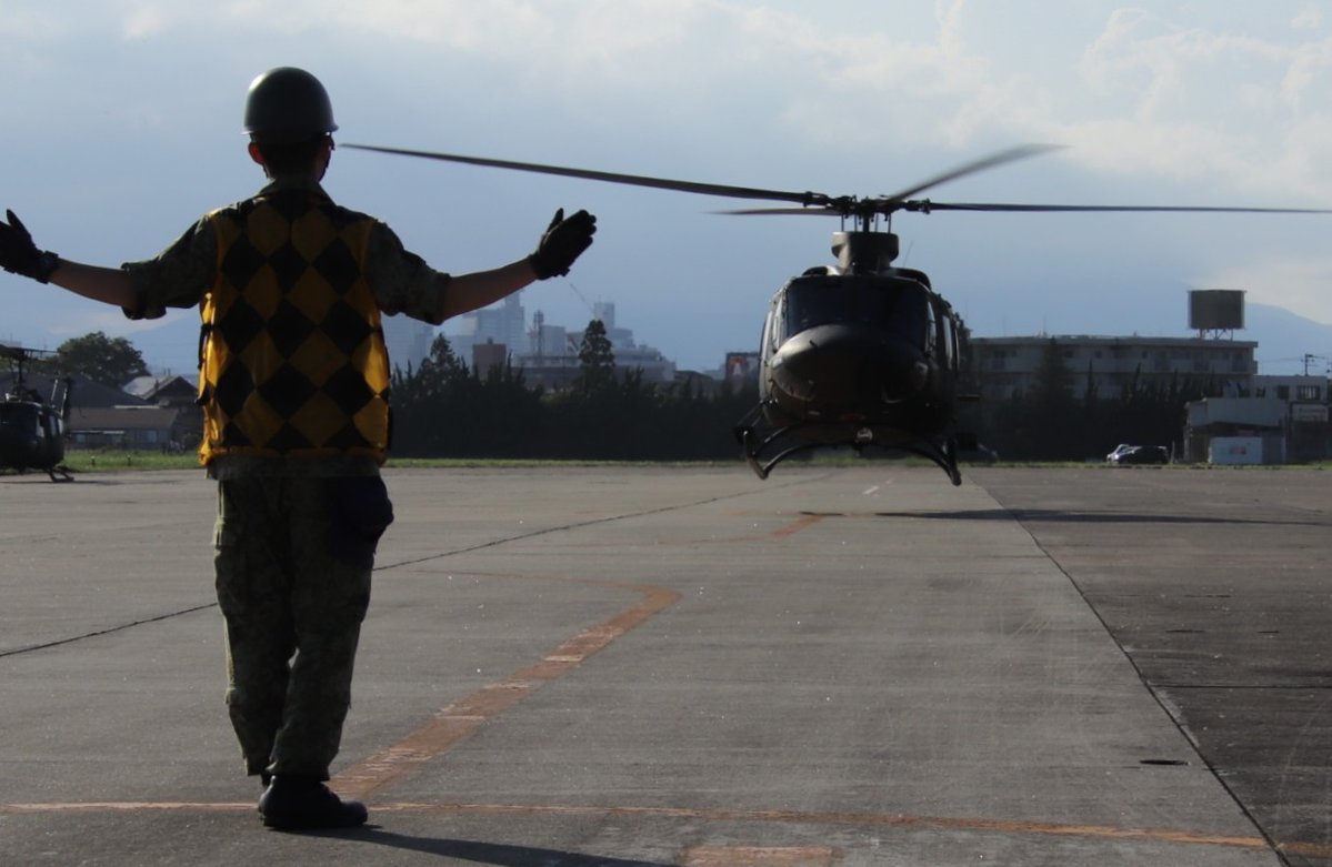 camp_kasuminome's tweet photo. #東北方面ヘリコプター隊 が #UH－２ を新たに迎い入れました😊
UH－１J と似た外見ながら、中身はかなり近代化されており、双発エンジンや４枚のメインローター、グラスコックピットも備えたより近代化された多用途ヘリコプターです❗

#自衛隊　#ヘリコプター　#航空機 https://t.co/eDmzvcceBR