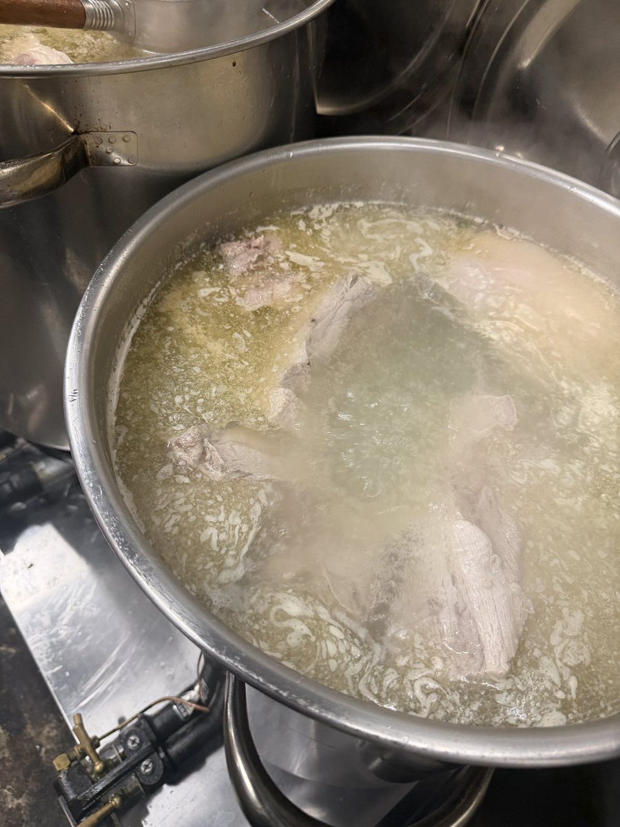 hituketouzoku's tweet photo. 先週は計画休業があったりと、久々の旭日堂現場です。本日もフレッシュな豚清湯スープの仕込みからはじめています。

国産豚肉チャーシューもご飯に合うよう味付けしています。ラーメンご注文のお客様はごはん一杯無料で付きます🍚是非ガッツリどうぞ。

本日も「小諸地下街」にてお待ちしております✨ https://t.co/lKZHikxO6L