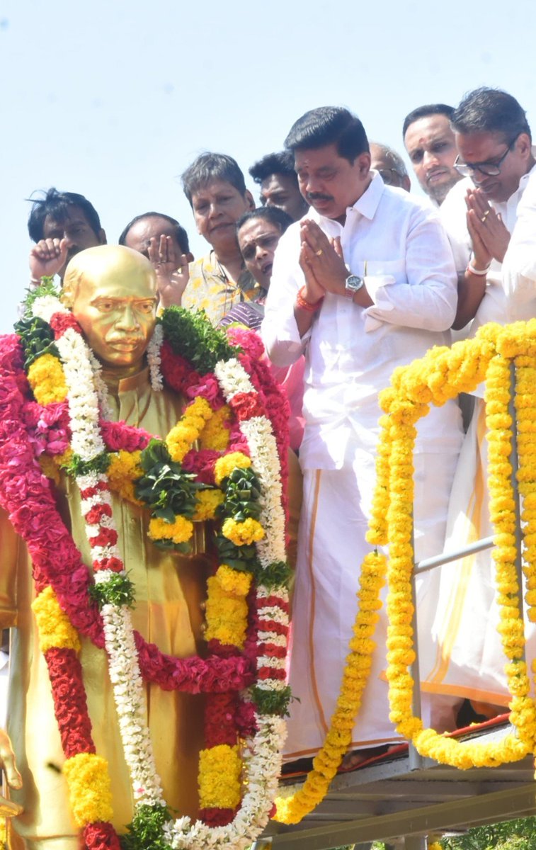 KaruNagarajan's tweet photo. பாரதப் பெருந்தலைவர் காமராஜர் அவர்களின் திருவருவுச்சிலைக்கு சென்னையில் வி  த லீடர் 
சார்பில் மாலை அணிவித்து மரியாதை செய்யப்பட்டது https://t.co/JwizlaVhDh
