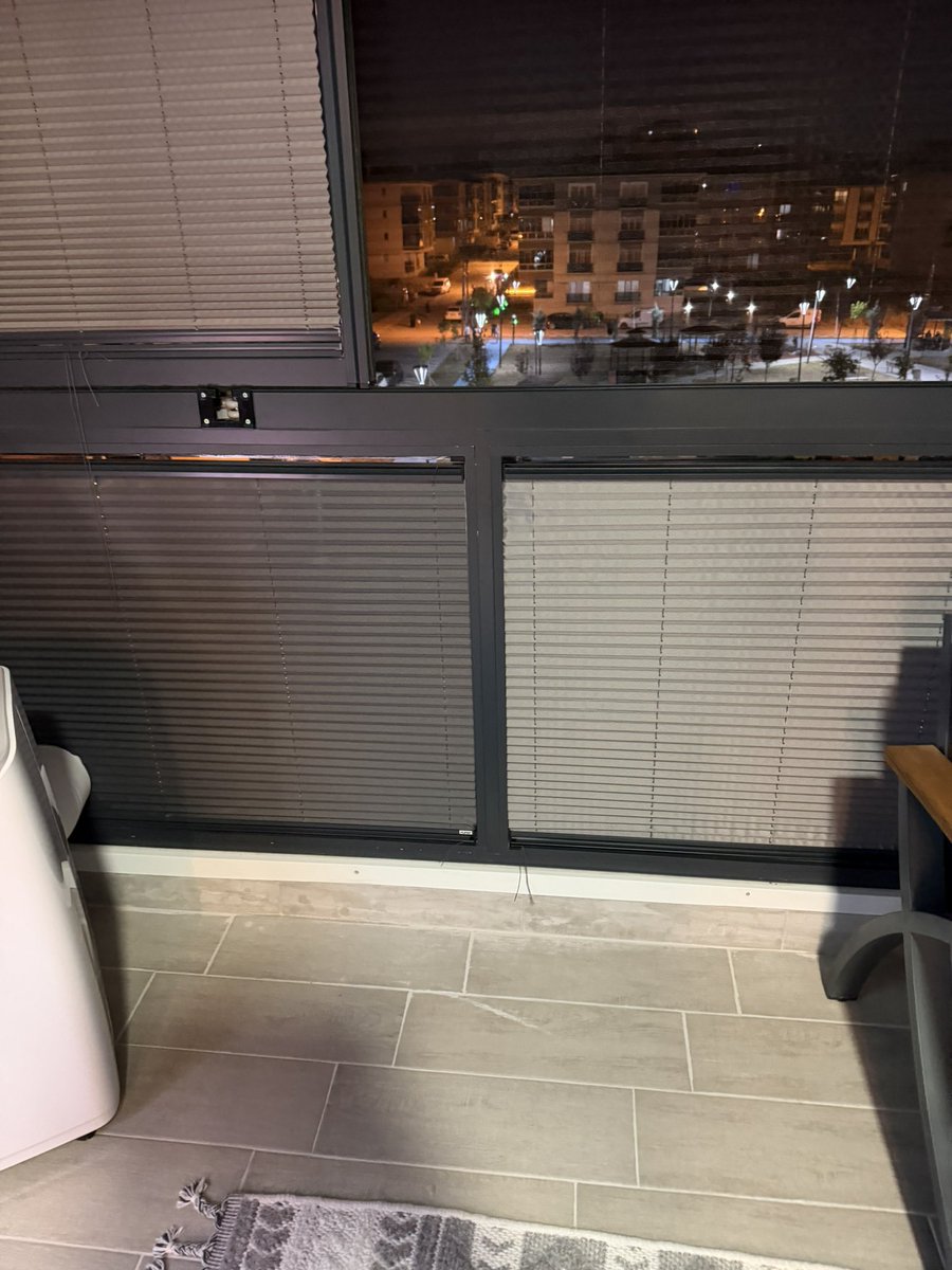 Kriptocum4's tweet photo. Hepsi sıfır, 1 aylık perdeler.

Sözde sol taraftaki ölçü tutmadı diye değiştirdiler. Adamın getirdiği perdeye bakın! Renk tonu tamamen farklı.
Yazıyoruz, cevap bile vermiyor.
Böyle işini kötü yapan esnaflar barınmasın abi. Devlet CİMER gibi bir sistem kursun, bunlara en ağır cezayı versin.
Ben zamanında esnaflık yaptım. Müşteri her zaman başımızın üstünde yeri vardı.
Şimdiki bazı esnaflarda “müşteri memnuniyeti” diye bir şey kalmamış. Kendi hatası, renk tonuna bile bakmadan kafasına göre kesip biçiyor, sonra da “bende hata yok” diye bahane uyduruyor.
Şaka gibi ya…