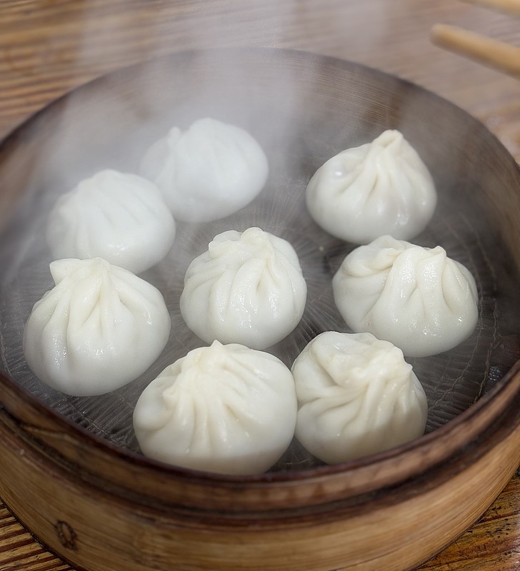 haminji615008's tweet photo. Late night craving met warm steamed buns with fluffy pork filling, paired with hot osmanthus tea—no better midnight pick-me-up than this tiny street stall comfort. https://t.co/4POFLMPPsp