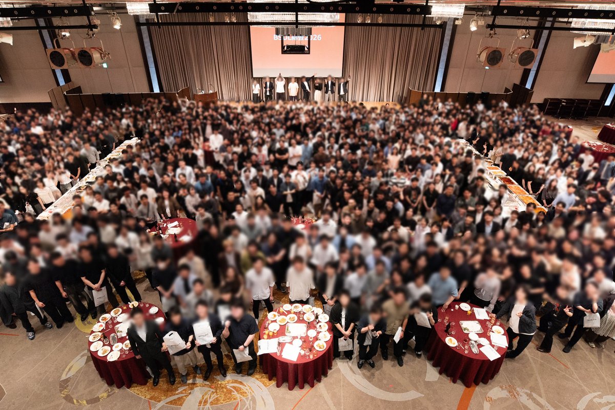 BREXA_SOLVIA's tweet photo. 【約1,000名が参加した全社総会を開催しました！】

久しぶりに同期と再会して思い出話や近況報告に花を咲かせるメンバーが多く、リアル開催ならではの温かい一体感に包まれました。
普段はリモートや別拠点で離れていても、会った瞬間に研修のあの頃に戻れる同期の存在はやっぱり特別です…！

表彰式で刺激をもらい、サークル出し物で大笑いし、最高のエネルギーチャージができた1日でした！