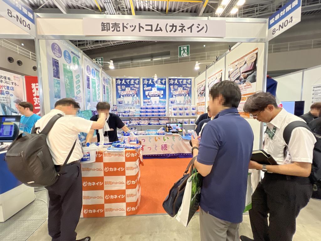 tenjikaicom's tweet photo. 【展示会出展速報】卸売ドットコム（カネイシ） [ 第12回猛暑対策展 ]

第12回猛暑対策展に卸売ドットコム（カネイシ）が、キャッチコピーを「頭の先から足指の先まで冷えてます」として出展されています。
サンプルを展示、専門スタッフが皆様をお迎えしています。
展示会に行かれる方は、ぜひブースを訪れてみてください。

・詳細は以下のURLより
https://t.co/9BJetbZGQt

#冷えてます
#汗ふきシート
#ラージサイズ
#卸売ドットコム
#カネイシ
#頭の先から足指の先まで冷えてます

＜展示会情報＞
展示会名：第12回猛暑対策展
会場：東京ビッグサイト
開催期間：2026-07-15～2026-07-17
#第12回猛暑対策展

情報発信：展示会ドットコム
https://t.co/i8vzbM24il
#展示会ドットコム

【en】 https://t.co/8JtLgmpGom (Kaneishi) is exhibiting at the 12th Heatwave Countermeasures Exhibition with the tagline "Cool from head to toe." Samples are on display, and expert staff are available to greet visitors. If you're attending the exhibition, please be sure to visit their booth.

【zh】 https://t.co/8JtLgmpGom（金石）公司将在第十二届防暑降温展览会上亮相，展位主题为“从头到脚清凉一夏”。现场将展出样品，并有专业人员接待参观者。如果您也计划参观本次展览，请务必莅临他们的展位。

【ko】제12회 무더위 대책전에 도매 닷컴(카네이시)이, 캐치 카피를 「머리끝부터 발가락 끝까지 차갑습니다」로서 출전되고 있습니다. 샘플을 전시, 전문 스탭이 여러분을 맞이하고 있습니다. 전시회에 가시는 분은 꼭 부스를 방문해 보세요.

【de】 https://t.co/8JtLgmpGom (Kanieshi) stellt auf der 12. Fachmesse für Hitzeschutzmaßnahmen unter dem Motto „Kühl von Kopf bis Fuß“ aus. Dort werden Produktmuster ausgestellt und Fachpersonal steht Ihnen für Fragen zur Verfügung. Besuchen Sie den Stand von https://t.co/8JtLgmpGom, wenn Sie die Messe besuchen.
...