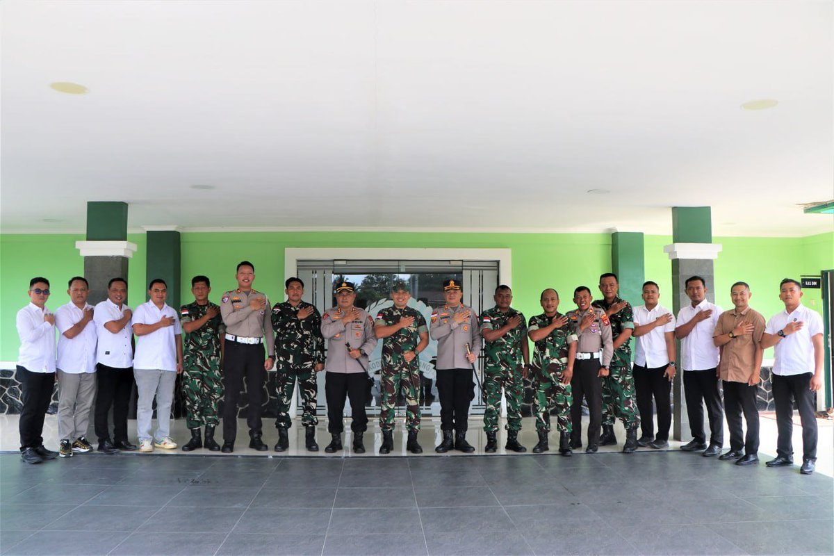 KodimSintang's tweet photo. Kodim 1205/Sintang Perkuat Sinergitas Kamtibmas, Terima Kunjungan Silaturahmi Kapolres Sintang dan Melawi https://t.co/1N5IO4XIM8