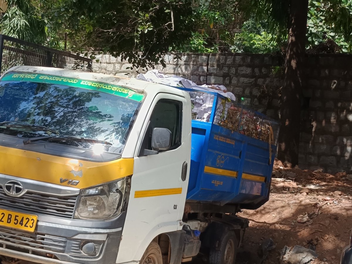 YadvendraAman's tweet photo. ಇಂತಹ ಅಸ್ವಚ್ಛ ಪರಿಸ್ಥಿತಿಯಿಂದ ಸೊಳ್ಳೆಗಳ ಹೆಚ್ಚಳವಾಗಿ ಡೆಂಗ್ಯೂ ಸೇರಿದಂತೆ ಹಲವು ಆರೋಗ್ಯ ಸಮಸ್ಯೆಗಳು ಉಂಟಾಗುವ ಅಪಾಯವಿದೆ.

ದಯವಿಟ್ಟು ಈ ಸಮಸ್ಯೆಯನ್ನು ತಕ್ಷಣ ಗಮನಿಸಿ, ಸೂಕ್ತ ಕ್ರಮ ಕೈಗೊಂಡು ಸಾರ್ವಜನಿಕರ ಆರೋಗ್ಯವನ್ನು ಕಾಪಾಡುವಂತೆ ವಿನಂತಿ. 🙏

@bbmp_official @MyBengaluruNews 
@DHFWKA https://t.co/SPvehgRhrY