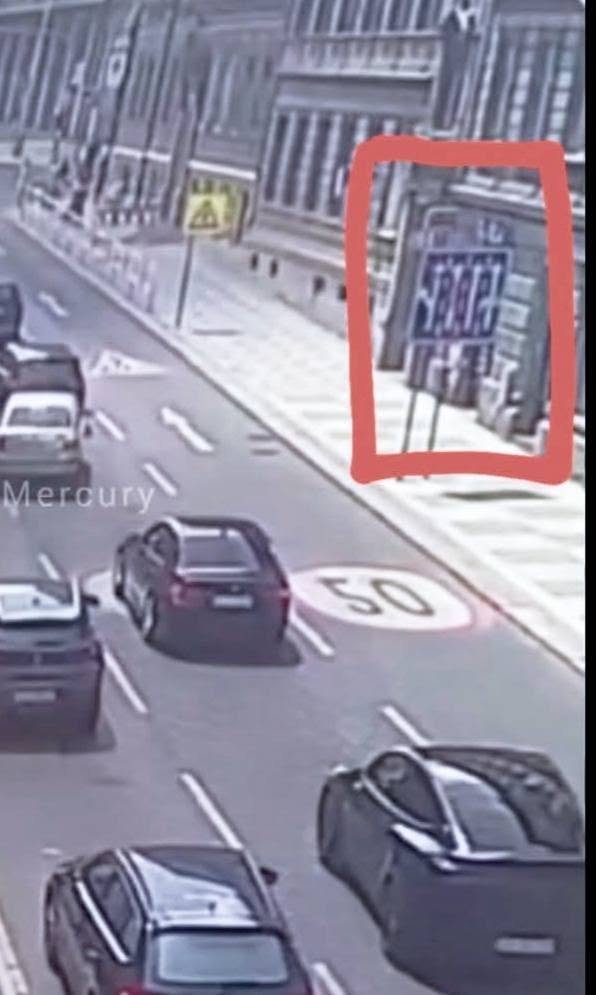 jan_jirkal's tweet photo. Tohle je nejdůležitější značka. Měla V DOBĚ NEHODY přeškrtnutou tu levou šipku pro jízdu rovně? Dnes jí už má (čerstvou samolepkou). Ale měla ji v době nehody? Kdo tam projížděl a měl palubní kameru? Poskytněte záznam. https://t.co/MwtjmDRNOX