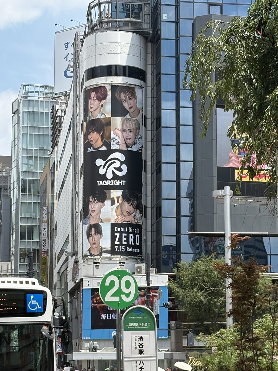 un_petit_peu7's tweet photo. デビューおめでとうございます㊗️
暑さに弱すぎてラゾーナは回避したけど渋谷には行ってきました。アドトラは通らなかったけど😅
#TAGRIGHT https://t.co/i5Zx0uqNwX