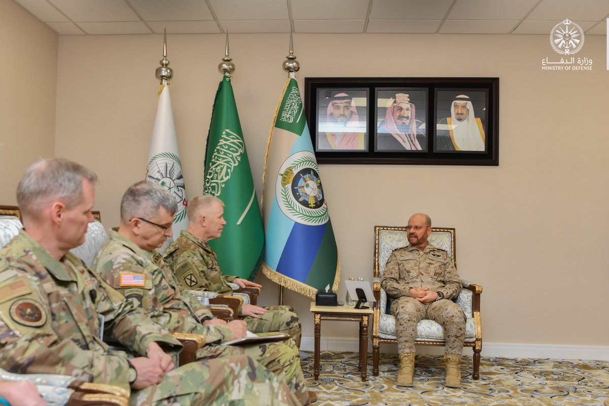 modgovksa's tweet photo. معالي رئيس هيئة الأركان العامة الفريق الأول الركن فياض الرويلي يلتقي نائب قائد القيادة المركزية الأمريكية الفريق باتريك فرانك، ويناقشان سبل تطوير التعاون في المجالات العسكرية، بما يحقق المصالح المشتركة بين البلدين الصديقين.
 
#وزارة_الدفاع https://t.co/bOsP18hpR2