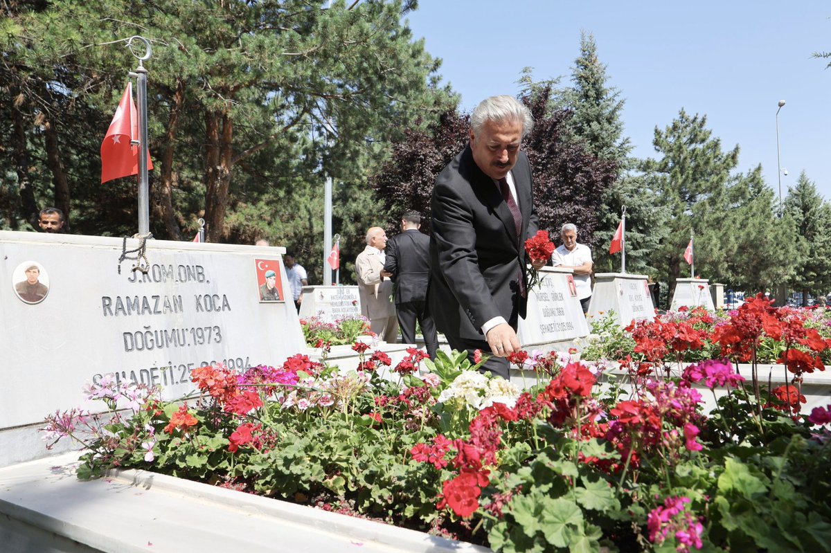 DrPalancioglu's tweet photo. Destanlar vatan sevgisiyle yazılır; canlar siper edilir, yeter ki vatan sağ olsun! 🇹🇷

15 Temmuz Demokrasi ve Milli Birlik Günü’nün 10. yıl dönümü münasebetiyle Kartal Şehitliği ve Asri Mezarlık Polis Şehitliği’nde düzenlenen törene katıldık. 🇹🇷🇹🇷🇹🇷

Tüm şehitlerimizi rahmetle, gazilerimizi saygı ve şükranla anıyorum.

#ZaferBizim