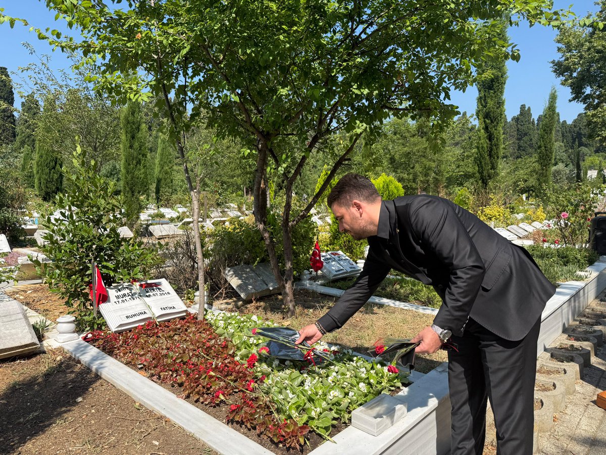 BerkTutuncu's tweet photo. 15 Temmuz Demokrasi ve Milli Birlik Günü vesilesiyle, İstanbul Büyükşehir Belediyesi Muhtarlık İşleri Daire Başkanlığımızın Üsküdar’da düzenlediği program kapsamında; Üsküdar Belediye Başkan Yardımcımız Nihat Doğan ile birlikte, 15 Temmuz şehidimiz Muhtar Mete Sertbaş’ı kabri başında dualarla, rahmet ve minnetle andık.

15 Temmuz gecesi Üsküdar, milletimizin iradesine sahip çıkma kararlılığının en güçlü şekilde ortaya konulduğu ilçelerden biri oldu. Çengelköy başta olmak üzere ilçemizin dört bir yanında komşularımız büyük bir cesaret ve kararlılıkla demokrasiye, vatanına ve milli iradeye sahip çıktı.

Başta Şehit Muhtarımız Mete Sertbaş olmak üzere, 15 Temmuz gecesi vatanımızın bağımsızlığı ve milletimizin iradesi uğruna şehadete yürüyen tüm kahraman şehitlerimizi rahmet, minnet ve saygıyla anıyor; gazilerimize şükranlarımızı sunuyoruz. Ruhları şad, mekânları cennet olsun.