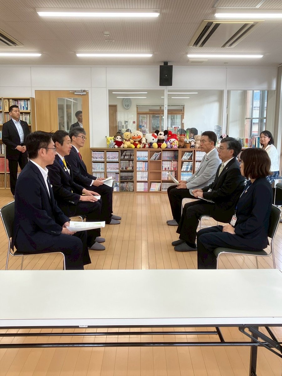 KodomoKatei's tweet photo. 7/11（土）に、黄川田大臣は、徳島県を訪問し、児童養護施設「加茂愛育園」及び「こども家庭支援センターてとて」を視察しました。入所児童から、生活の様子や将来の夢のお話を聞きました。施設の専門性が発揮されていることを実感。職員の方々からは、里親委託の課題等について教えていただきました。 https://t.co/5JSdubGK5U