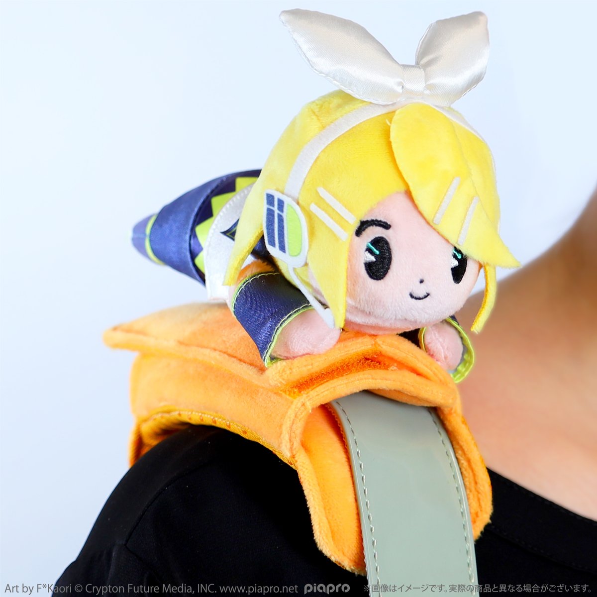 OZaKKa_tokyo's tweet photo. ◤#肩乗りぬいぐるみショルダーパッド◢
#鏡音リン

F*Kaori さまの可愛いイラストがぬいぐるみになりました♪
滑り止め付き＆マジックテープでカンタン着脱なショルダーパッドです！
初音ミク「マジカルミライ 2026」3会場にて先行販売を実施いたします！

#piapro_OZaKKa #OZaKKa #オザッカ
#ピアプロキャラクターズ