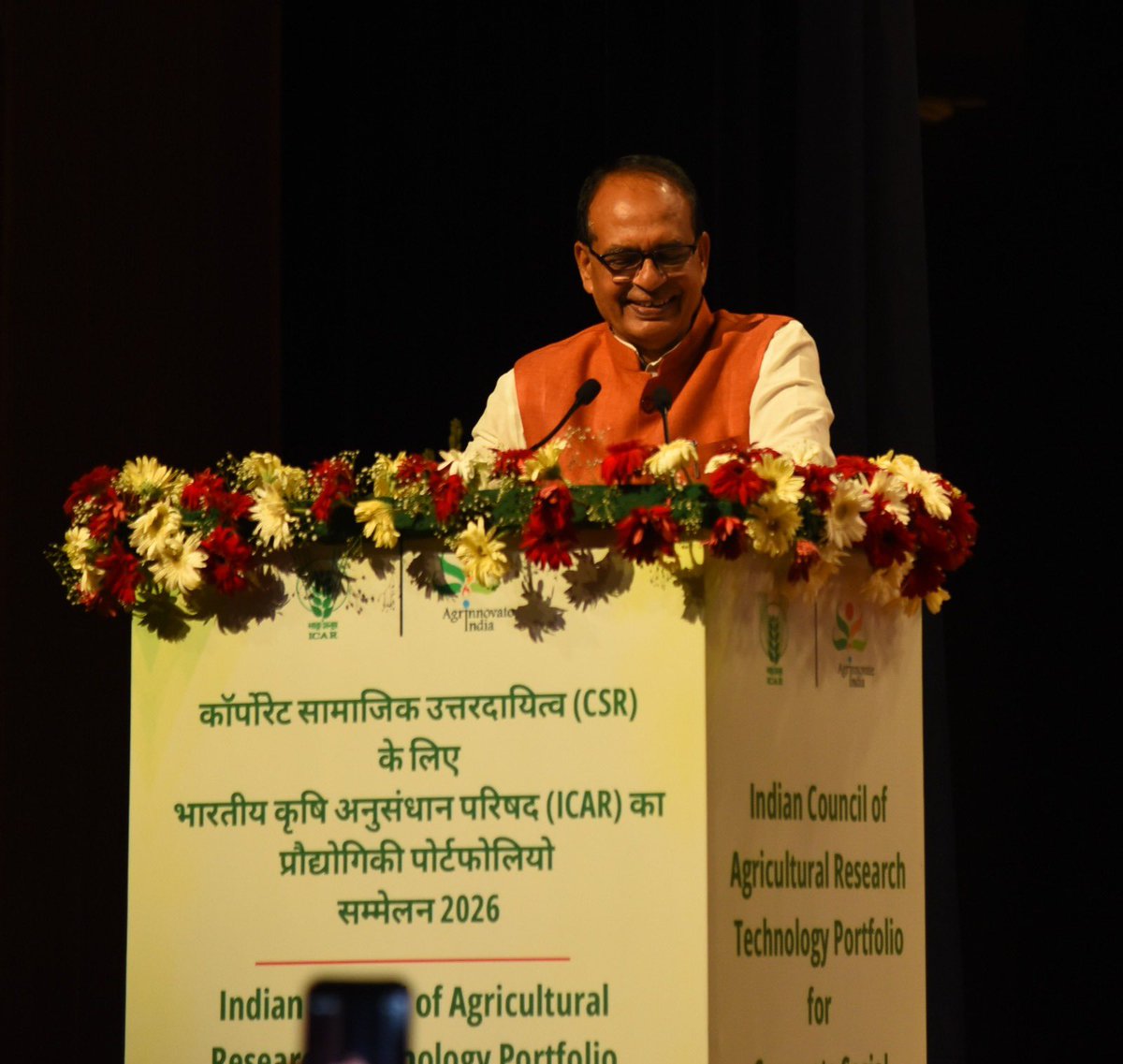 icarindia's tweet photo. #ICARCSRConclave2026 में श्री शिवराज सिंह चौहान ने कहा, “देश हमें देता है सब कुछ, हम भी तो कुछ देना सीखें।” उन्होंने #CSR को राष्ट्र निर्माण का संकल्प बनाकर कृषि में निवेश का आह्वान किया।@ChouhanShivraj @PIB_India https://t.co/IJcgTfbLUc