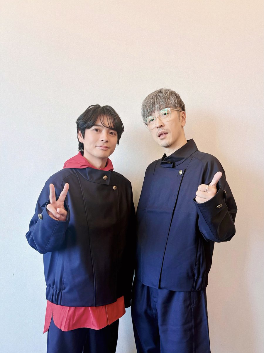 aslebenOfficial's tweet photo. アメリカで開催された #AnimeExpo2026
『#呪術廻戦』スペシャルステージに #榎木淳弥 が出演いたしました！
ご来場の皆様、ありがとうございました！

オフショットは、
マリブビーチで爽やかに佇む榎木と⛱️
美味しいサーモンとご一緒に🐟

#jujutsukaisen https://t.co/KjUFuXiGst