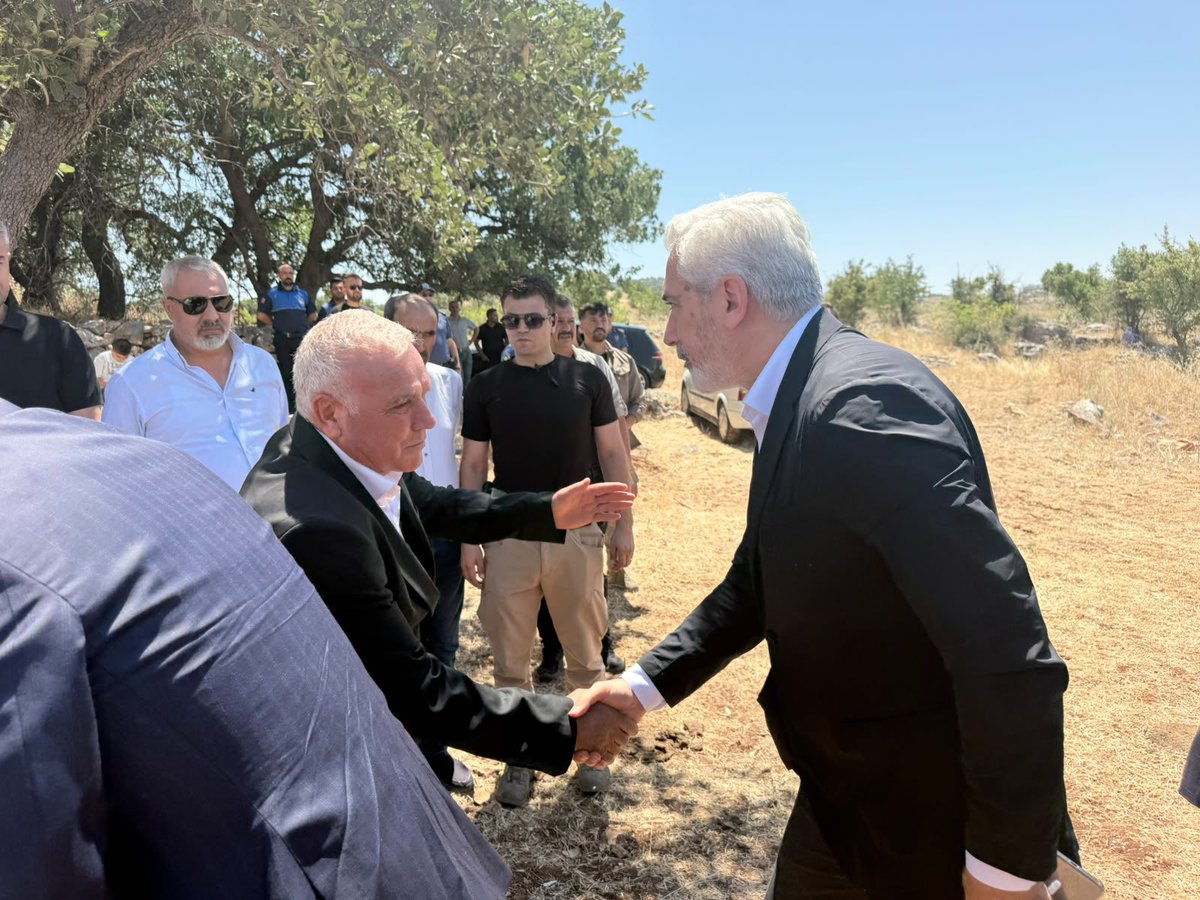 GalipEnsarioglu's tweet photo. Diyarbakır Valimiz Sayın Murat Zorluoğlu,  İl Başkanımız Sayın Hamit Sümer, Dicle Kaymakamımız Sayın Mustafa Atış, Dicle İlçe Başkanımız Sayın Hüseyin Kılıçoğlu ve il protokolü ile birlikte; 15 Temmuz hain darbe girişimi gecesinde şehadete yürüyen kahraman polis memurumuz şehit Halit Gülser’in kabrini ziyaret ederek dualarla yâd ettik.

Şehidimize Allah’tan rahmet; ailesine, yakınlarına ve aziz milletimize sabırlar diliyoruz. Ruhu şad, mekânı cennet olsun. 🇹🇷