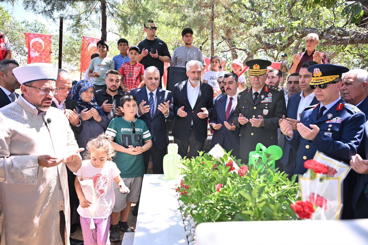 GalipEnsarioglu's tweet photo. Diyarbakır Valimiz Sayın Murat Zorluoğlu,  İl Başkanımız Sayın Hamit Sümer, Dicle Kaymakamımız Sayın Mustafa Atış, Dicle İlçe Başkanımız Sayın Hüseyin Kılıçoğlu ve il protokolü ile birlikte; 15 Temmuz hain darbe girişimi gecesinde şehadete yürüyen kahraman polis memurumuz şehit Halit Gülser’in kabrini ziyaret ederek dualarla yâd ettik.

Şehidimize Allah’tan rahmet; ailesine, yakınlarına ve aziz milletimize sabırlar diliyoruz. Ruhu şad, mekânı cennet olsun. 🇹🇷
