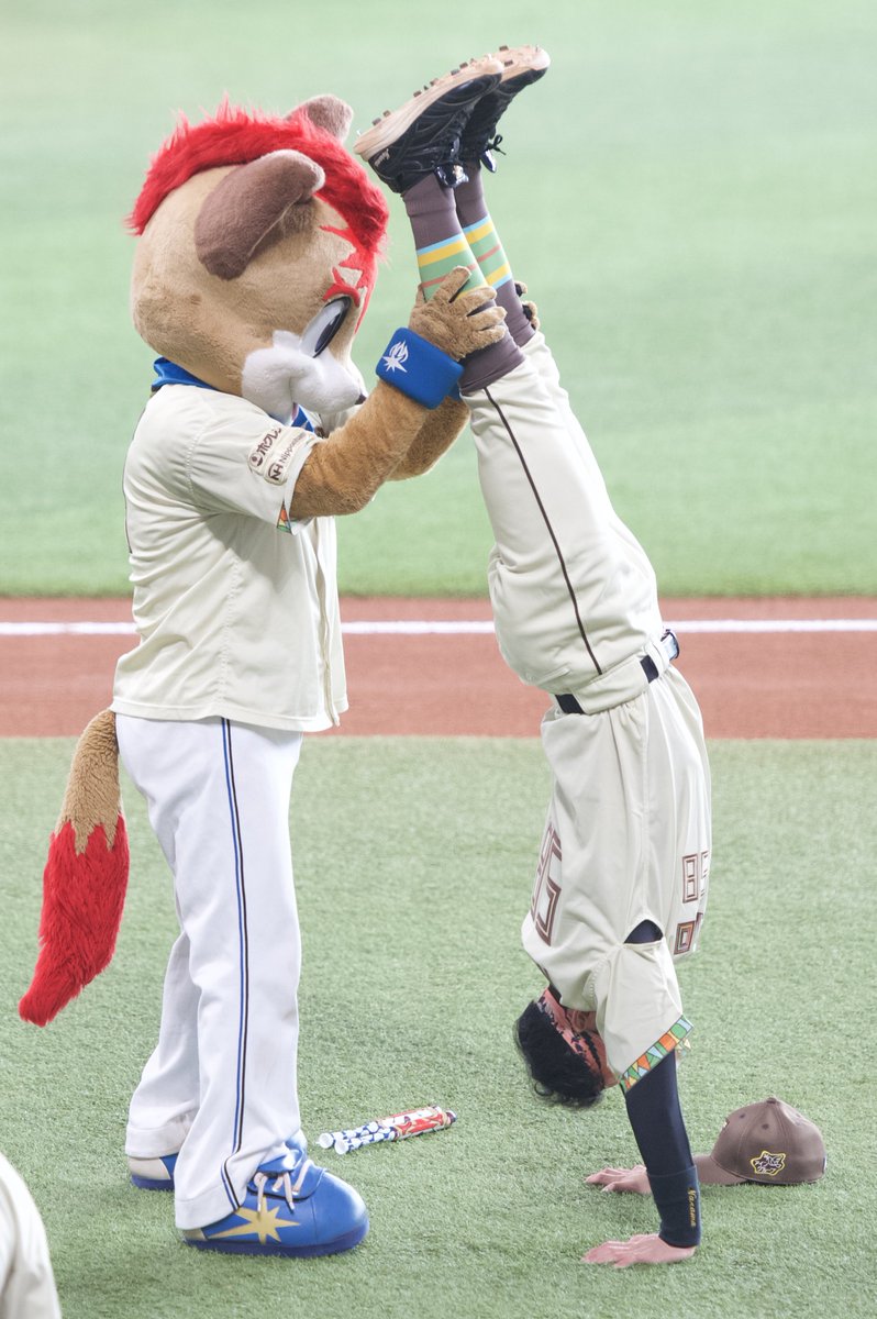 galbo52's tweet photo. 奈良間くん「逆立ちするから支えてね」
フレップ「オッケー」

奈良間くん「じゃあ次は交代してフレップが逆立ちして俺が支えるから」
フレップ「オッケー」

奈良間くん、立ち去る https://t.co/2TgRaBaZlr