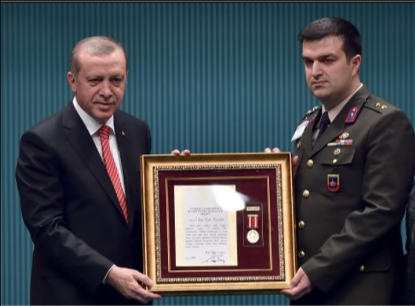 U_Berber's tweet photo. 2012 yılında terörle mücadele esnasında ağır yaralanarak gazi olan ve bugün vücudunun %70ini kullanamayan Musa Kılıçaslan, darbe bahanesiyle c.evine atıldı.  En acısı da gazimize günlerce işkence edildi.  #15Temmuz milletin evlatlarının linç edildiği büyük KUMPAS'ın adıdır. https://t.co/DqBrYbMvns