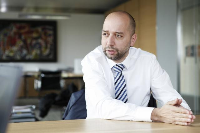 AndiOnrubia's tweet photo. El balance de Gerard Lopez como propietario en los últimos años:

▪️Deja el Lille en 2021 con una deuda histórica

▪️Provoca la desaparición del Royal Excel Mouscron

▪️Desciende al Boavista a quinta división por deudas

▪️Coge al Bordeaux en Ligue 2, desciende en 2024 a cuarta división por ingentes deudas y el club, ahora, está al borde de la quiebra y con riesgo de ser excluido de competiciones nacionales, es decir, descendido a sexta división mínimo.

No puede volver a comprar un club. Es una vergüenza.