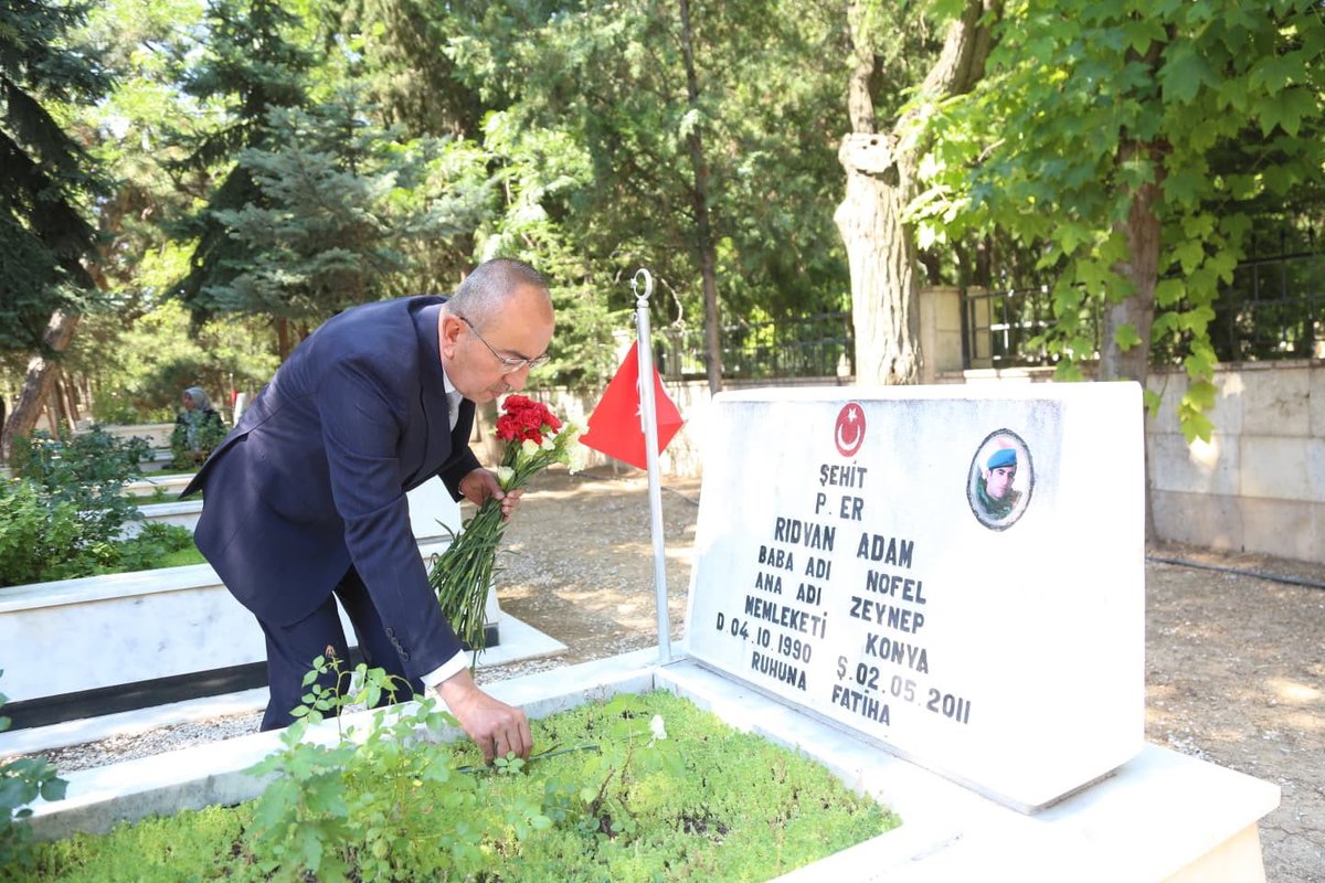 MustafaKavus's tweet photo. 📍Konya Şehitliği🇹🇷

15 Temmuz’un yıl dönümünde, canı pahasına vatanına sahip çıkan tüm kahramanlarımızı bir kez daha rahmet ve minnetle anıyoruz.

Aziz şehitlerimize ziyarette bulunarak dualarımızı ettik.

Bu vatan uğruna toprağa düşen her bir kahramanımızın emaneti, dün olduğu gibi bugün de başımızın tacıdır.

#15Temmuz
#İradeBizim
#ZaferBizim