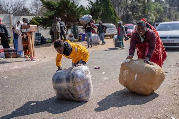 SamuelMpshe's tweet photo. Hundreds of Malawians Still Sleep on The Floor For Days While Waiting For Buses to Go Home
#Malawi #Malawiannationals

https://t.co/clUbFuu2NT https://t.co/zZx7Rf0moN