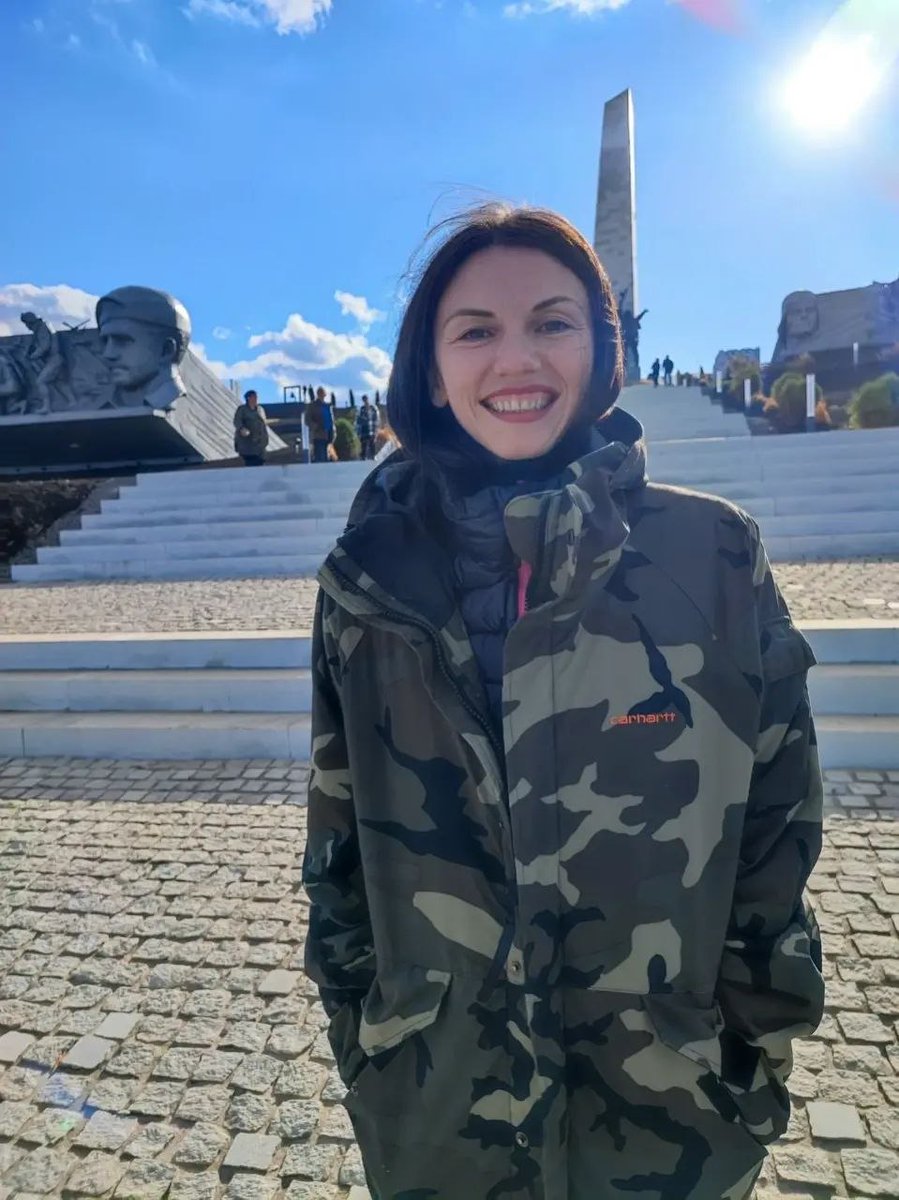SputnikMundo's tweet photo. 🇷🇺🚫 En Occidente la ayuda a la población civil en Donbás se considera un delito, denuncia la comisionada rusa para DDHH

Así la comisionada rusa para los Derechos Humanos, Yana Lantrátova, se refirió al juicio contra Anna Nóvikova, fundadora de la ONG SOS Donbass, que comenzará el 15 de julio en París. La activista fue detenida en noviembre de 2025, acusada de espionaje tras una denuncia presentada por la Unión de Ucranianos de Francia.

❗️ Lantrátova subrayó que la única culpa de Nóvikova es ser fundadora y vicepresidenta de la organización humanitaria SOS Donbass.

🗣 "Considero que la detención de Anna Nóvikova es injustificada y tiene motivaciones políticas. Como defensora del pueblo de Rusia, seguiré de cerca el proceso judicial. Seguiremos dando a conocer estos hechos en los foros internacionales", señaló.

En este sentido, afirmó que en París se considera aceptable financiar con dinero de los contribuyentes el envío a Ucrania de misiles de largo alcance que se utilizan contra la población civil.

Como ejemplo, citó la tragedia de Starobelsk y los ataques contra autobuses con civiles en Lugansk y la región de Briansk, incluidos vehículos con niños bielorrusos.

🔊 "Pero cuando una mujer frágil recoge alimentos, ropa, pañales para bebés y medicamentos para las personas afectadas por esos mismos bombardeos, se la juzga como si fuera una espía peligrosa. La ayuda a la población civil y la búsqueda de la verdad se equiparan ahora en Occidente con un delito", enfatizó Lantrátova.