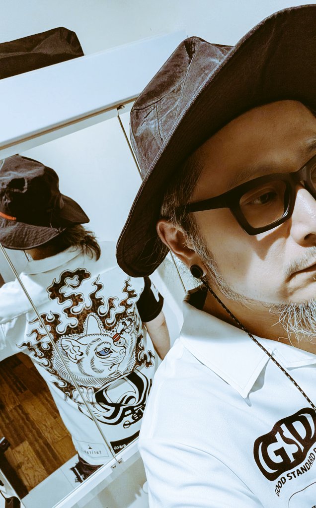 IxYxQxT's tweet photo. 添付画像の着用している「ゲームシャツ」はカテゴリー的に、プロツアーに着用する「ユニフォーム」として使用できるものではないです

その理由は「JAPANユニフォーム規定・スポンサー規定」https://t.co/VduU75GNCXというものが存在するからです

という事でオレが着用しているシャツは「プロユニフォーム」ではなく「ゲームシャツ」又は「イベントシャツ」に分類される

見方を変えると、こんなオリジナリティ溢れる「チームユニフォーム」や「サークルユニフォーム」「イベントユニフォーム」として活用出来る事が出来るのだ

GSD松尾さん@GSD_hideの「新しい試み」も投稿されているので目を通して欲しい

言い方を変えると「スポンサーロゴの場所」「スポンサーロゴに対する規約の遵守」「プロワッペンの場所」さえ守れば「本戦着用可」となるのである

上記URL「JAPAN規定」をご確認頂き、制作時に問い合わせるのが宜しいかなと

コレも1つの「ダーツの楽しみ方」なのである。バレル１セット20,000円越えが当たり前の昨今、モチベーションを上げる方法として「一考の余地あり」だとは思いませんか？