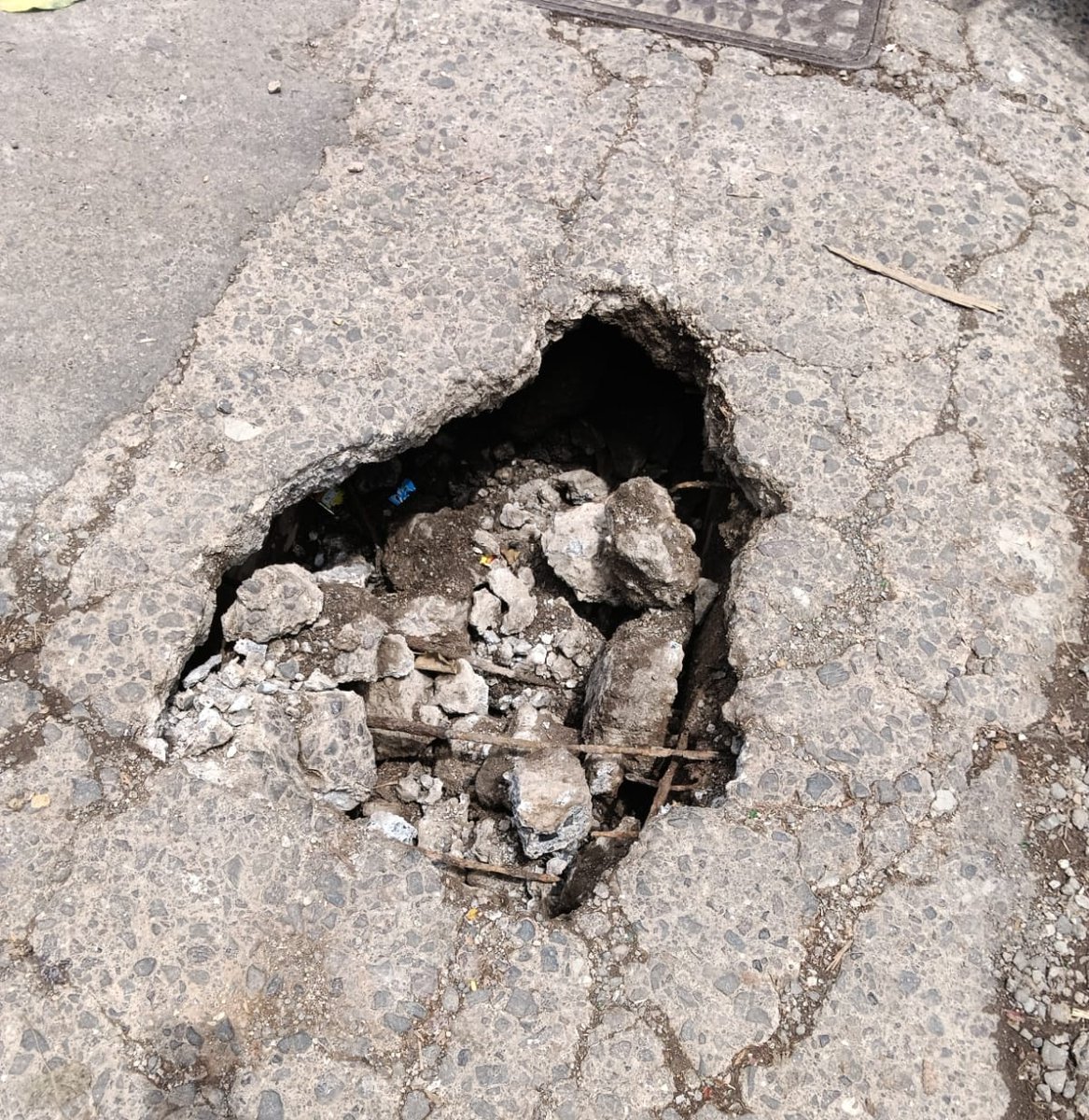 GuptaManse's tweet photo. गोरेगाव पूर्व शर्मा इंडस्ट्रील mmrda वसाहत समोर सिमेंट काँक्रेट गटार खचला आहे 
जो कोणी अधिकारी दोशी असतील त्यांना तात्काळ निलंबित करावे ही विनंती 
लवकरात लवकर दुरुस्ती करावे.
@mybmcWardPS @mayor_mumbai 
@mybmc @MCGM_BMC https://t.co/AbINYtCI5j