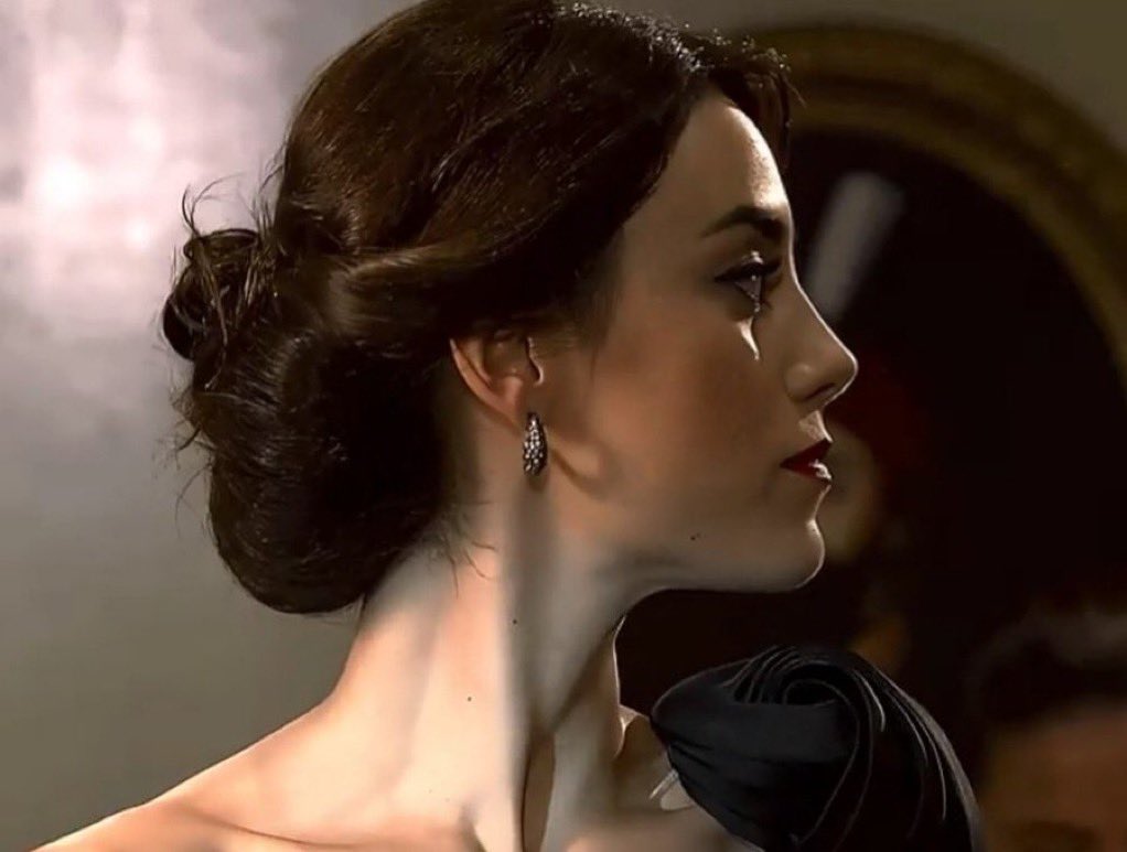 TurkSeriesX's tweet photo. #CansuDere ✨🖤 https://t.co/Z6YOf629Lh