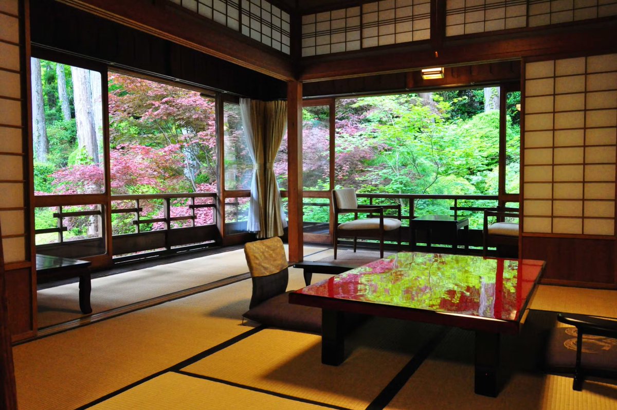 cospernda's tweet photo. 岐阜にあるこの旅館、レトロな雰囲気が良すぎる！

昭和6年に建てられた文化財の宿で、
館内には豪華客船をイメージした
昔のダンスホールまで残ってるらしい。

温泉入ったあと、浴衣で館内を探検したい（笑） https://t.co/DzVRsyANhF