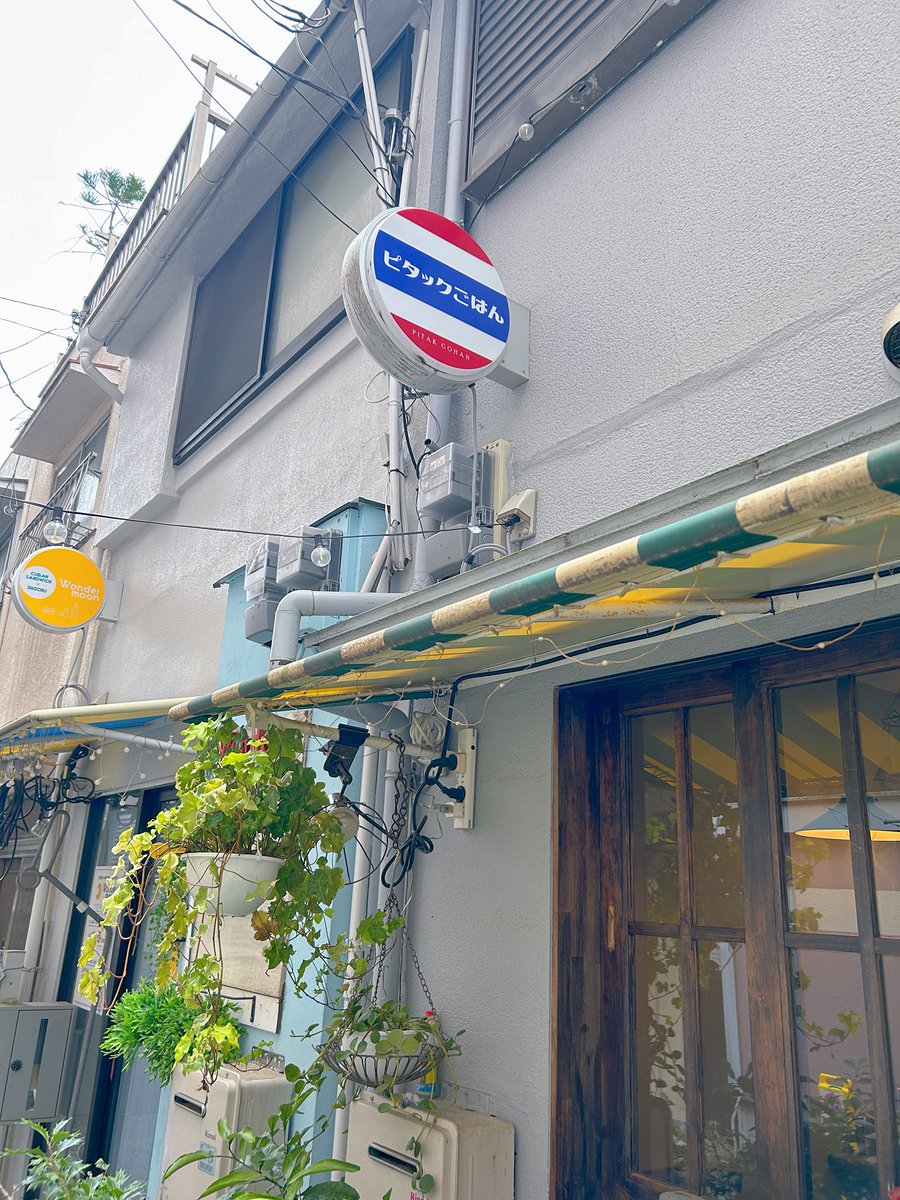 IAKO_555's tweet photo. 30年来の友達と中崎町にある人気のタイ料理店「ピタックごはん」さんへランチしてきた🇹🇭平日なのに予約必須でお店に入るなり満席。上からぶら下がってる首折れ魚をみてなんか懐かしいなぁってなったw https://t.co/Px8zjcmFZI