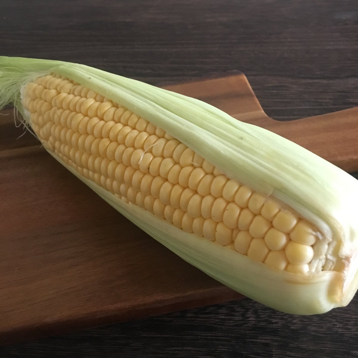 biocierge's tweet photo. 🌟夏の味、始まりました

#トウモロコシ (減農薬) 🌽

千葉県香取市の農園さんのトウモロコシの収穫が始まりました。品種は「めぐみスター」
粒が大きく粒皮も薄く甘みが強い品種です。芯部分には甘さや香りがありますので、スープのダシにしたり、トウモロコシご飯には一緒に入れて炊いてください。 https://t.co/joTScTJGgo
