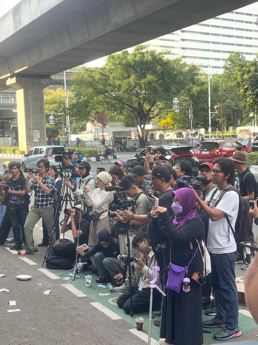 kalistohenituse's tweet photo. 🚨 Terpantau masa aksi "Bongkar Korupsi MBG!" di depan kantor Kejaksaan Agung RI https://t.co/C4xDey9fRX